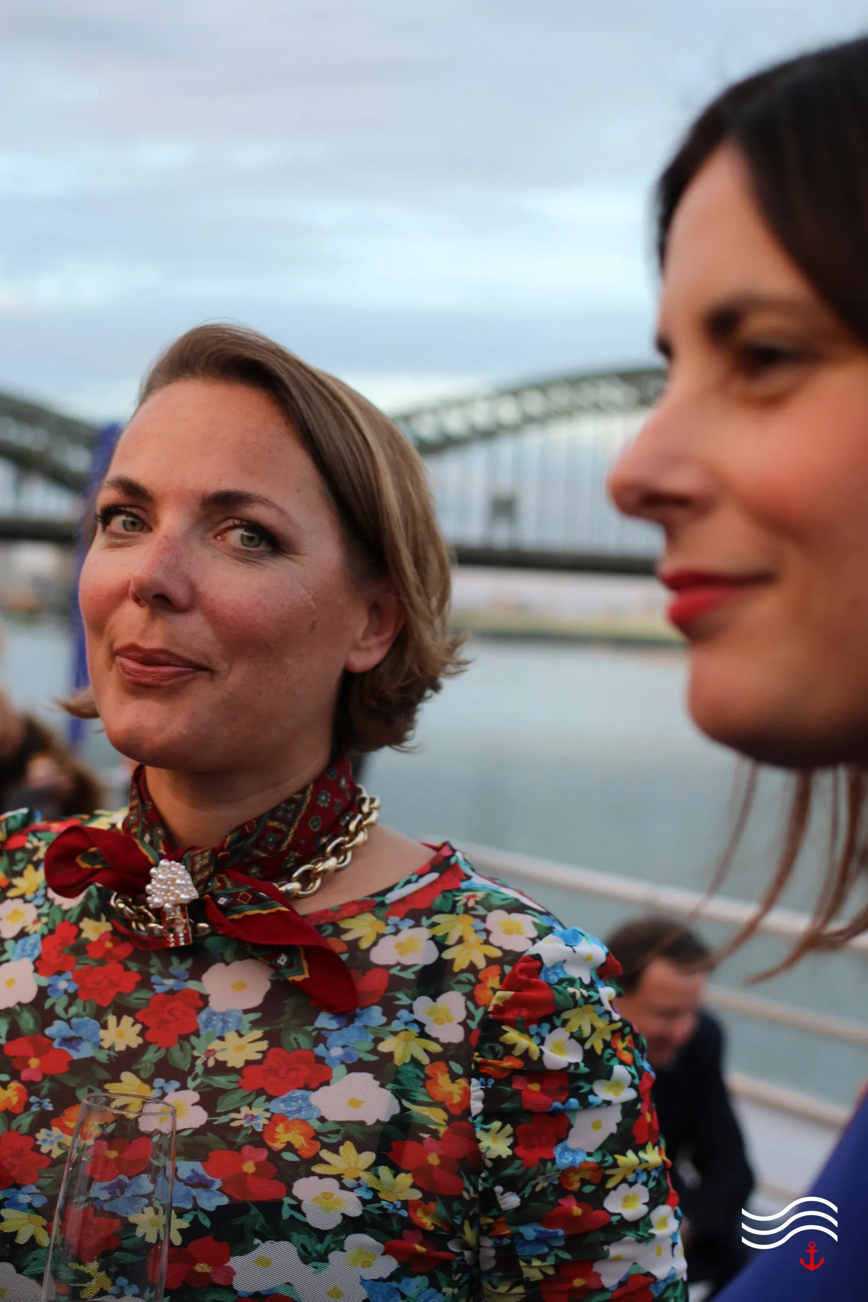 Gast an Deck mit Blick auf Rhein und Hohenzollernbrücke – brands & agencies THE UPPER DECK 2026 in Köln