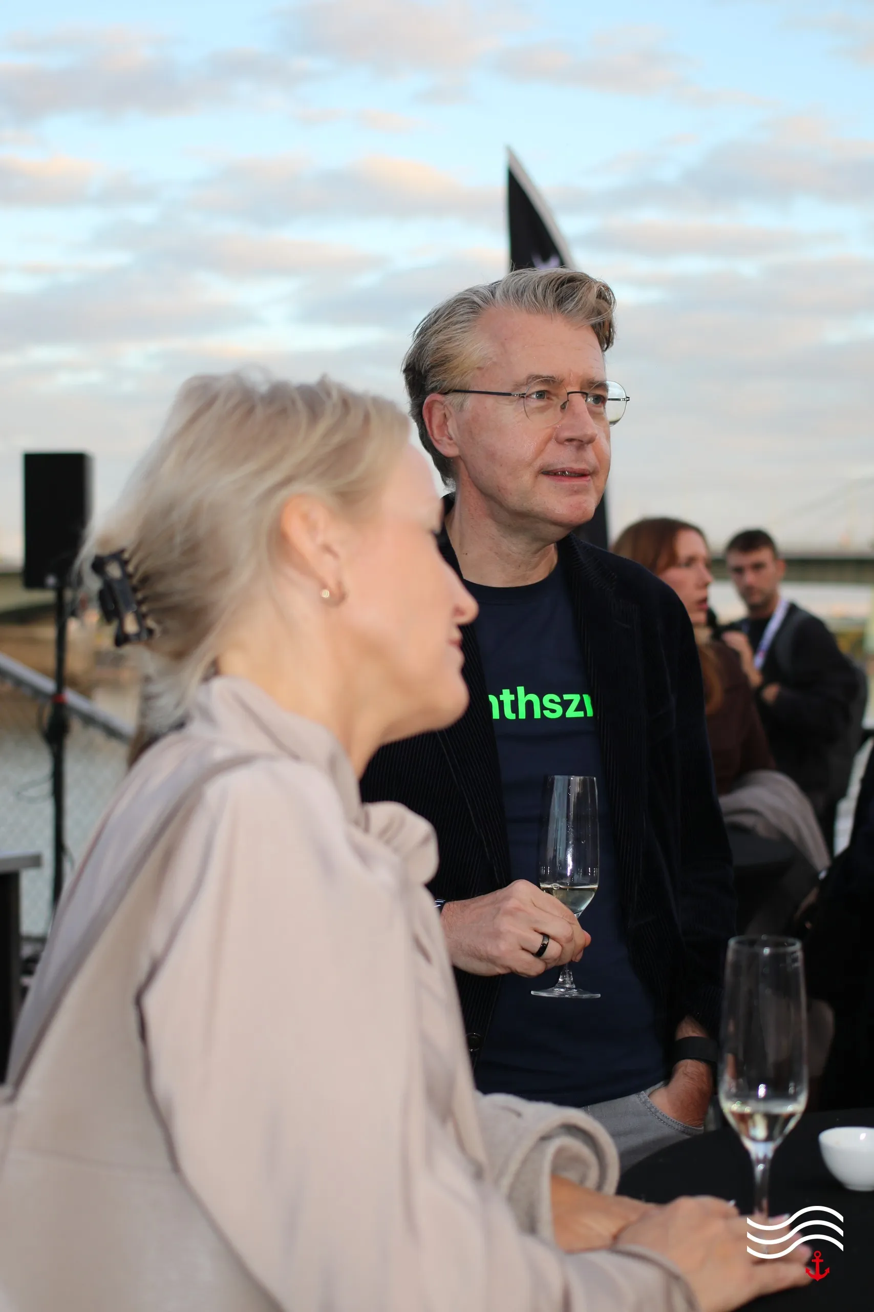 Gäste im Gespräch am Stehtisch an Deck – brands & agencies THE UPPER DECK 2026 in Köln