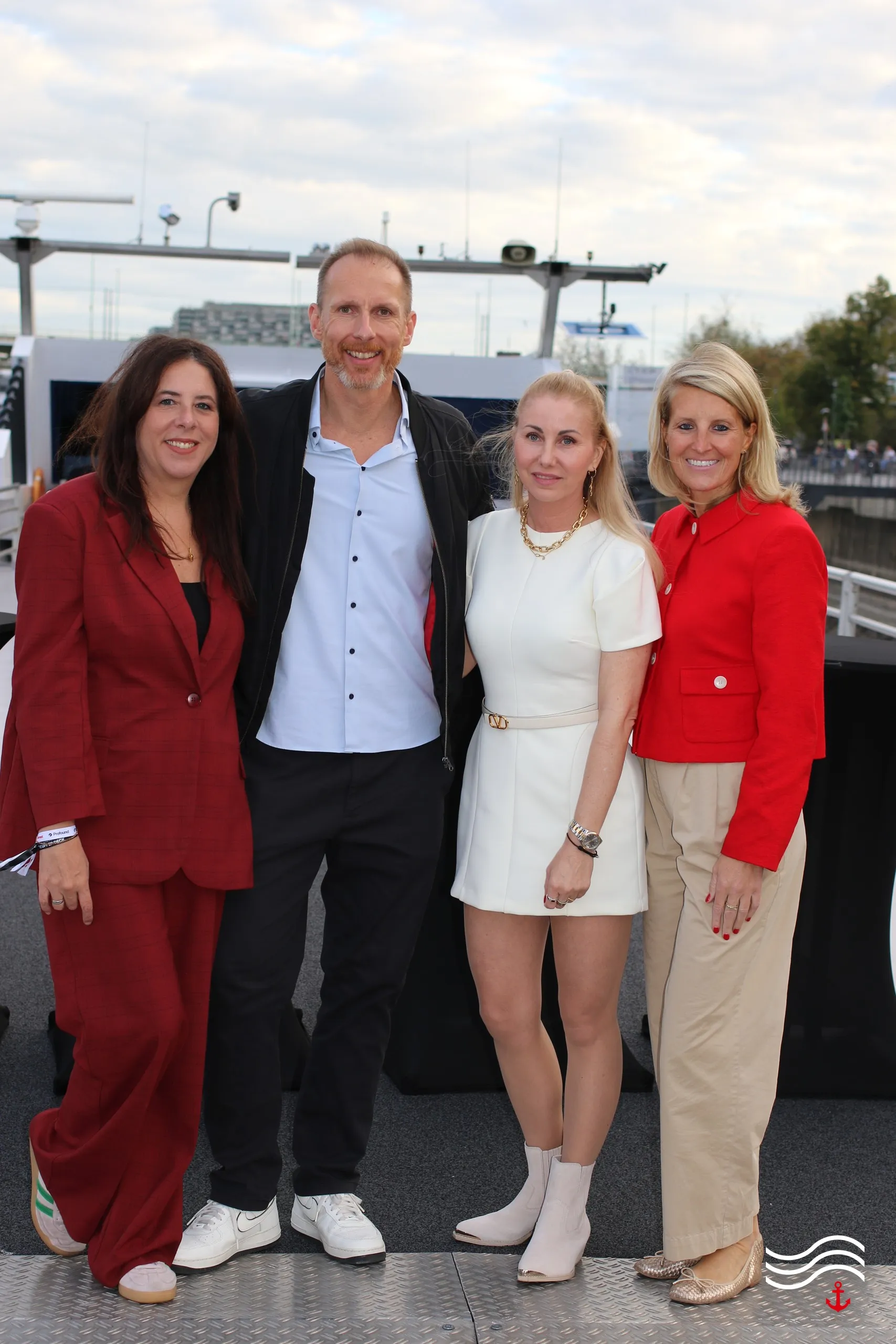Gruppenfoto von vier Gästen am Schiffsanleger – brands & agencies THE UPPER DECK 2026 in Köln