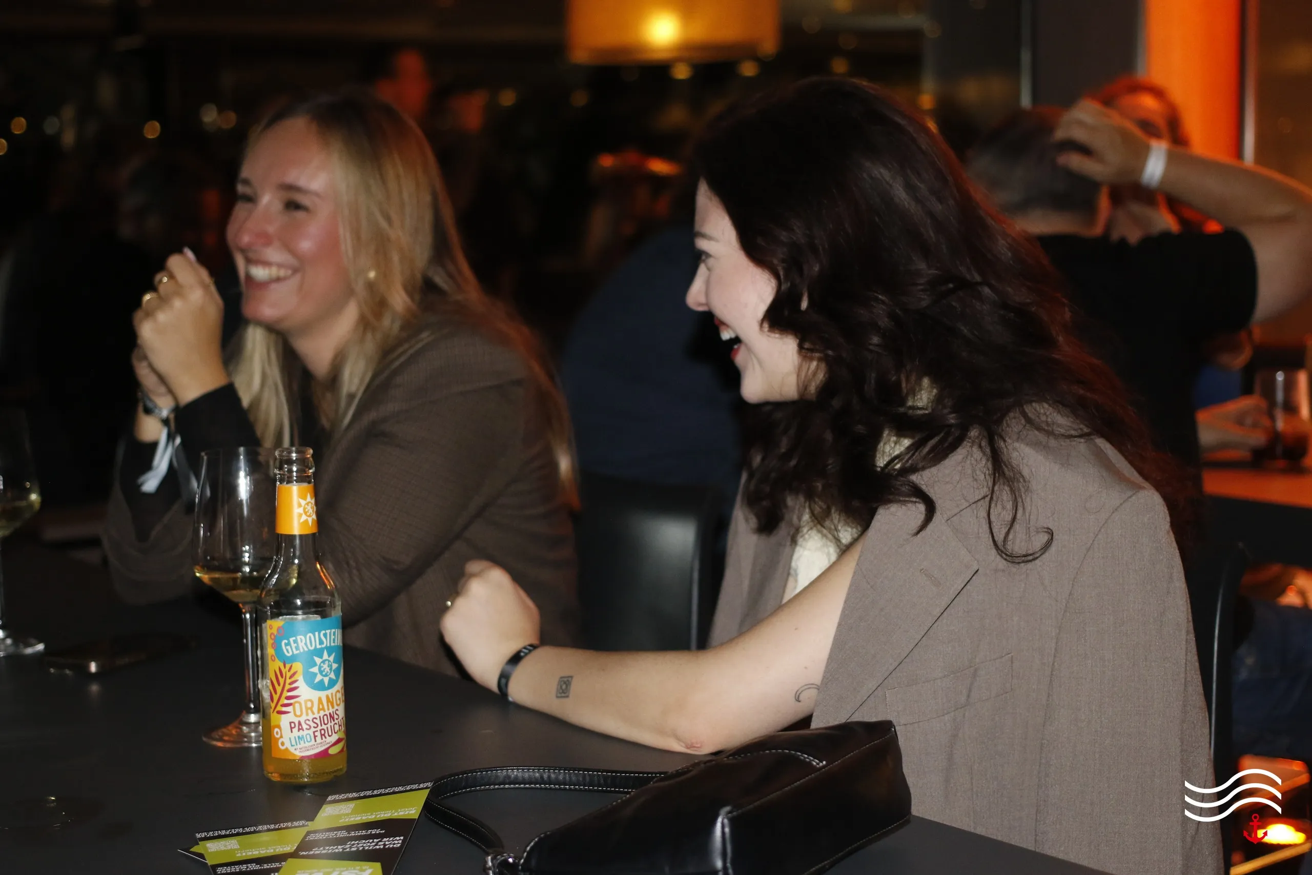 Zwei lachende Gäste am Tisch beim Abendprogramm – brands & agencies THE UPPER DECK 2026 in Köln