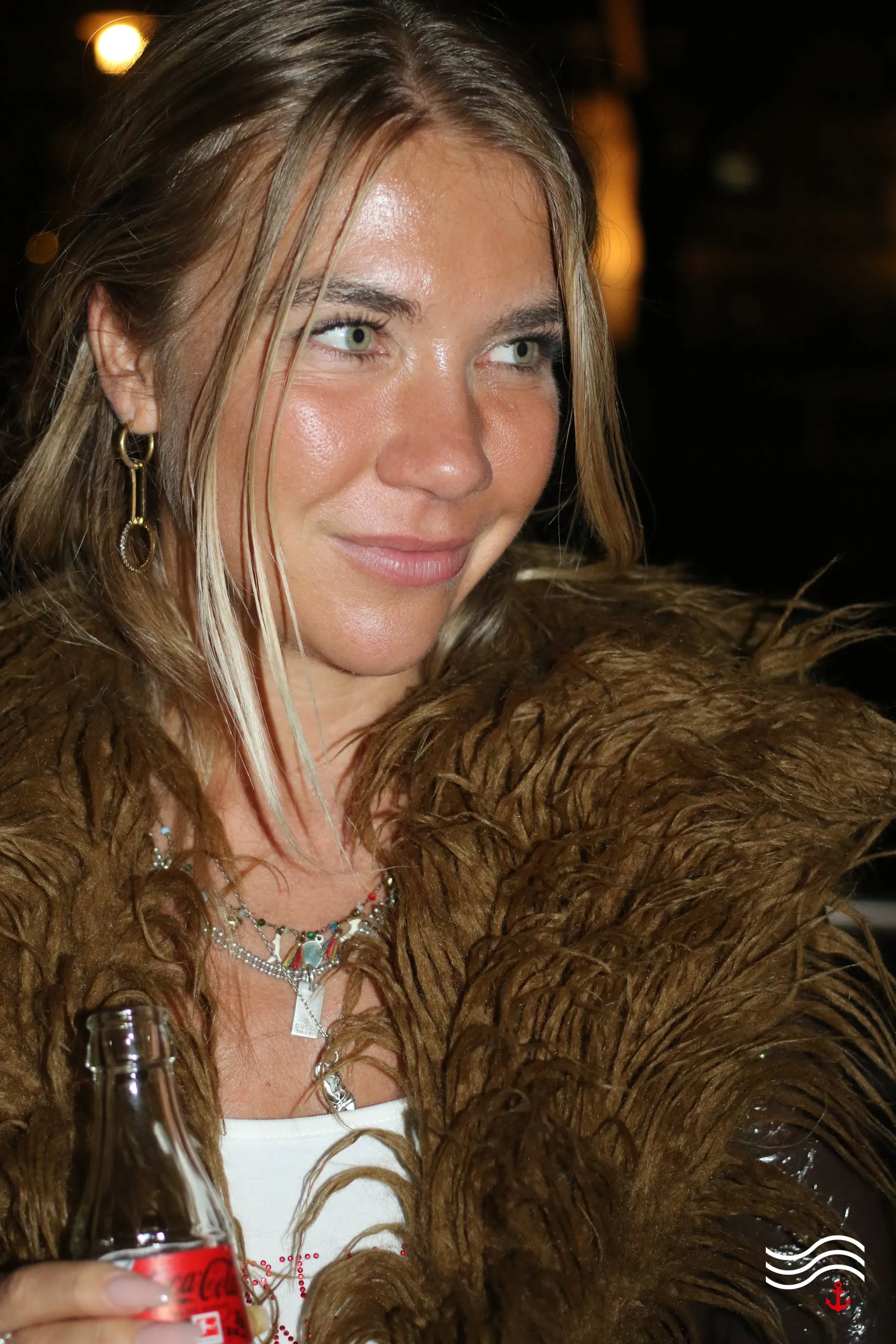 Gast in Felljacke bei Nacht an Deck – brands & agencies THE UPPER DECK 2026 in Köln