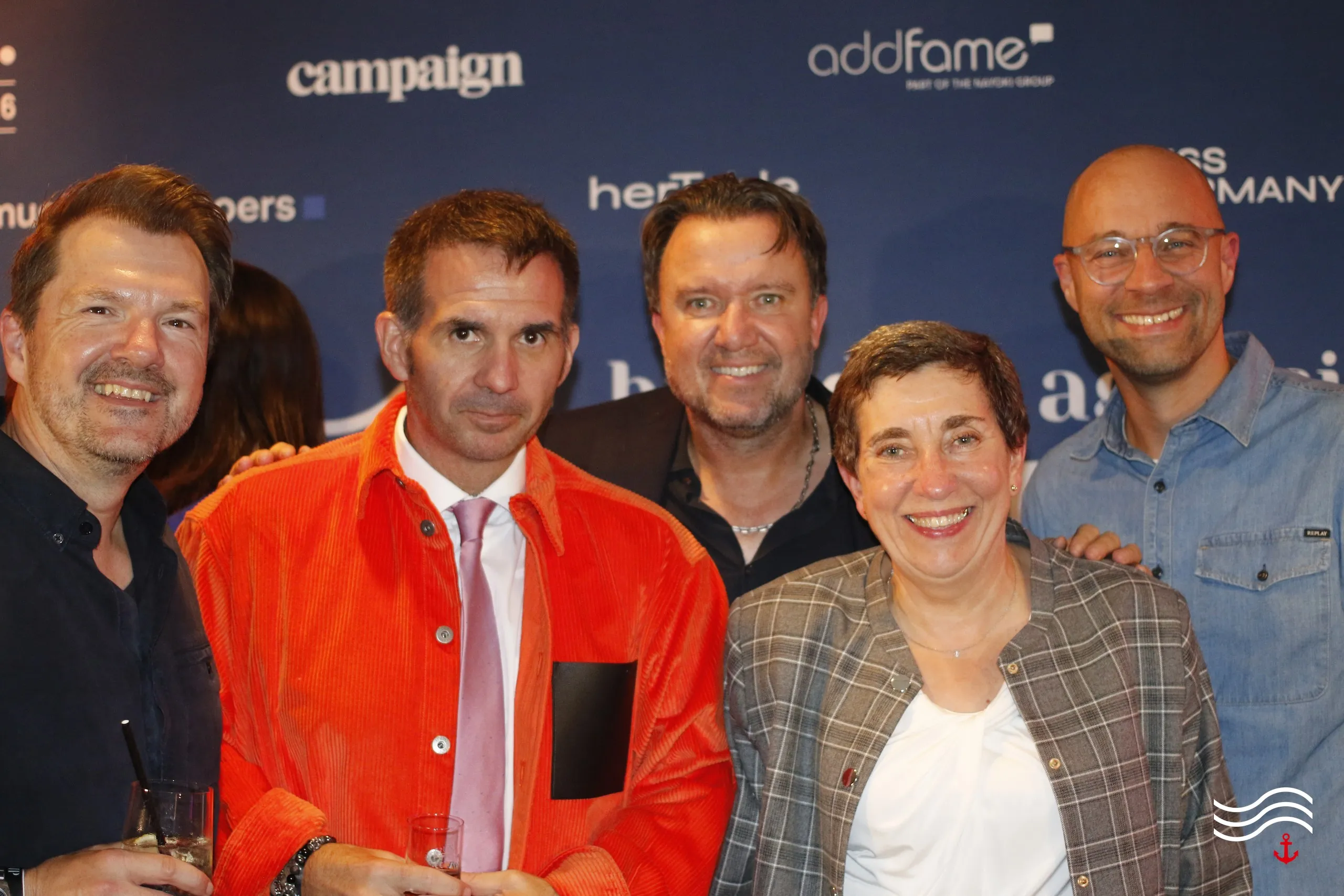 Gruppenfoto vor der Partnerwand mit Campaign, addfame und herTable – brands & agencies THE UPPER DECK 2026 in Köln