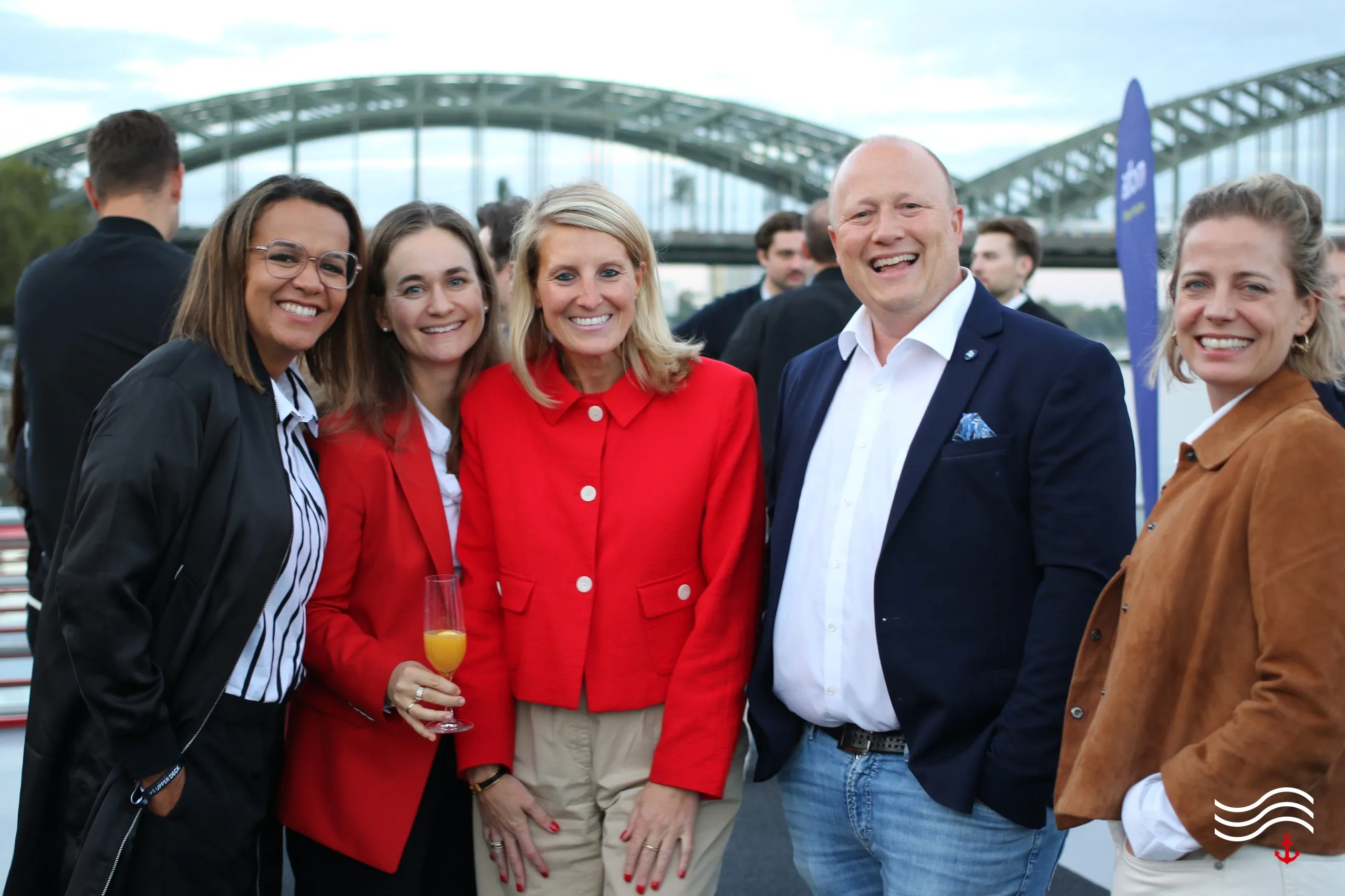 Gruppenfoto von fünf Gästen an Deck vor der Hohenzollernbrücke – brands & agencies THE UPPER DECK 2026 in Köln
