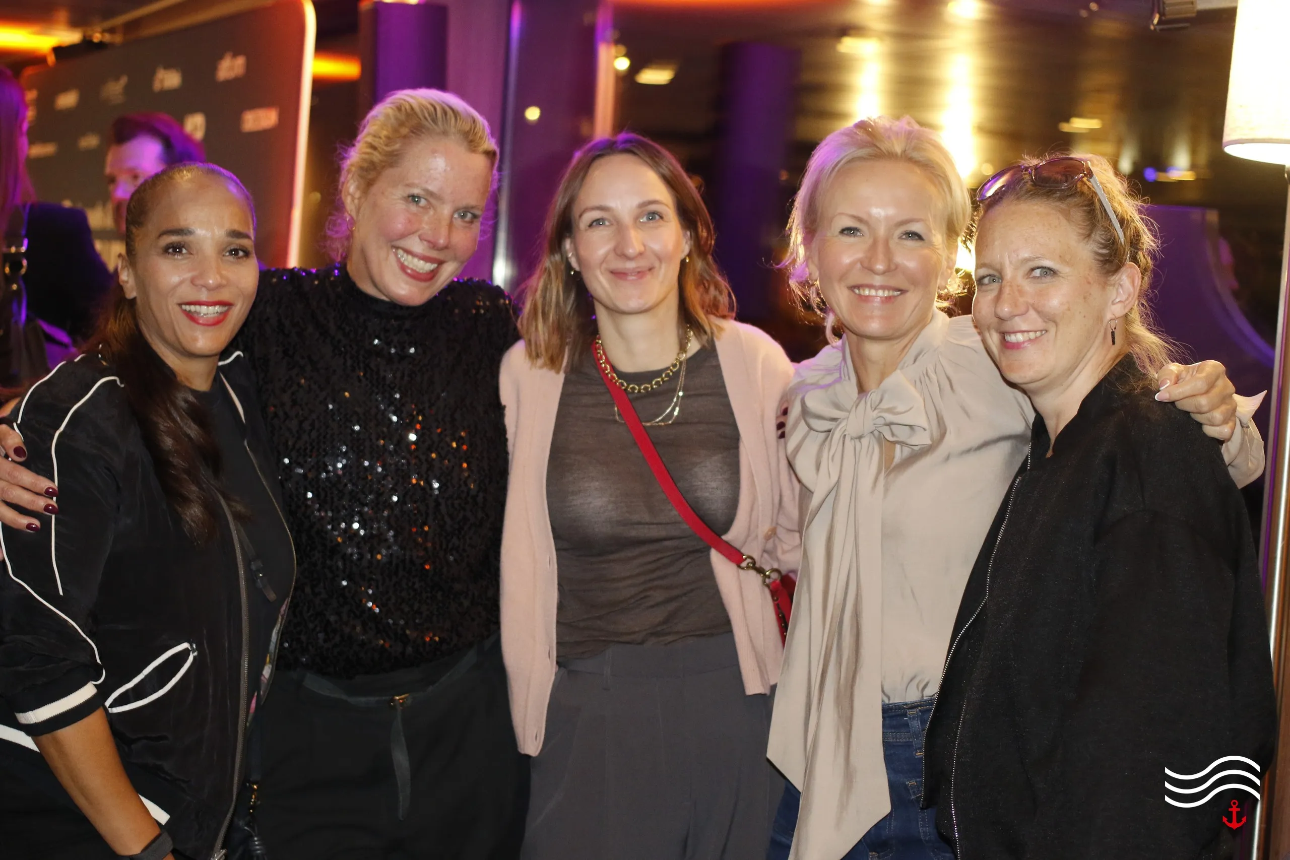Gruppenfoto von fünf Gästen bei der Party – brands & agencies THE UPPER DECK 2026 in Köln