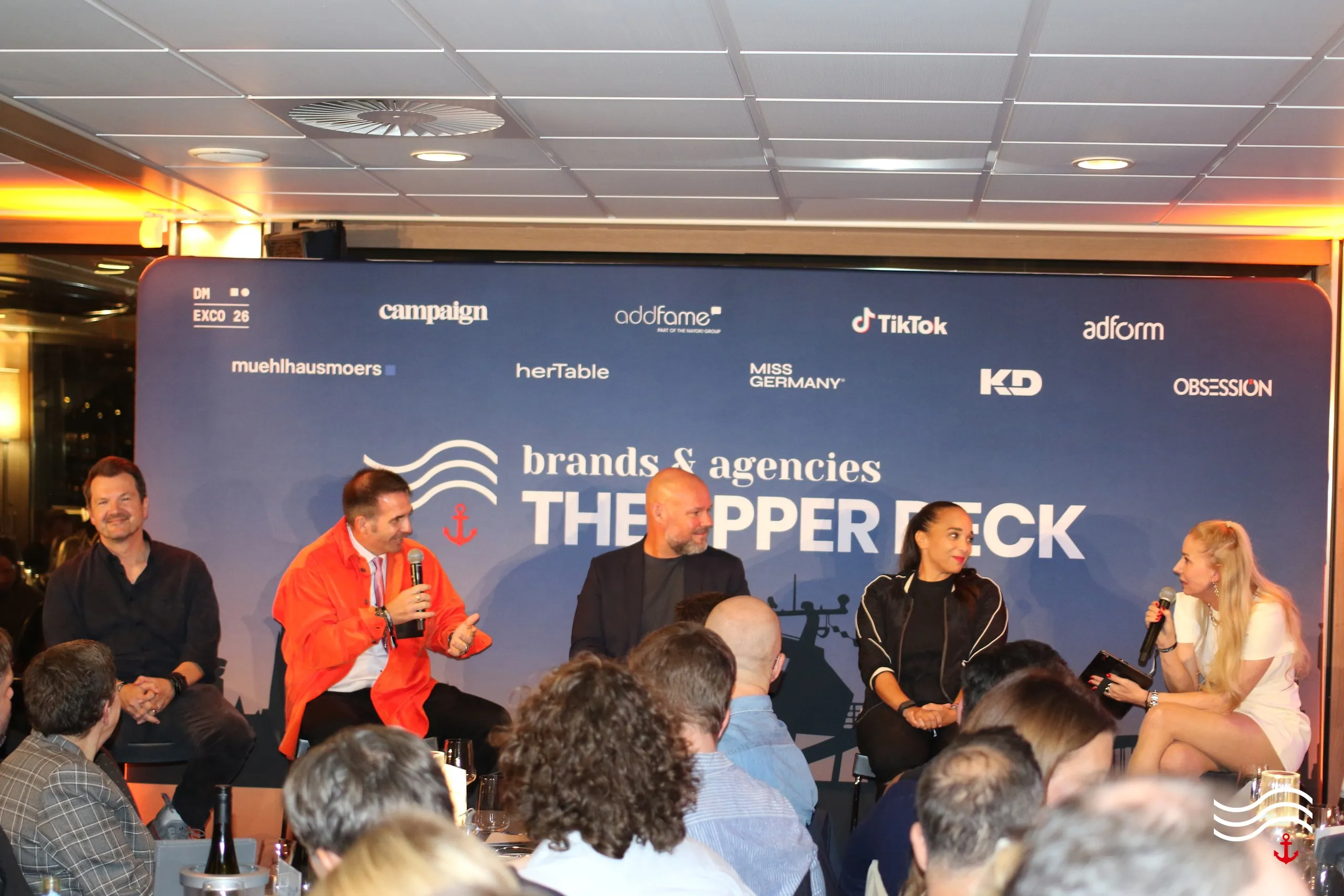 Paneltalk mit fünf Speakern vor der Partnerwand – brands & agencies THE UPPER DECK 2026 in Köln