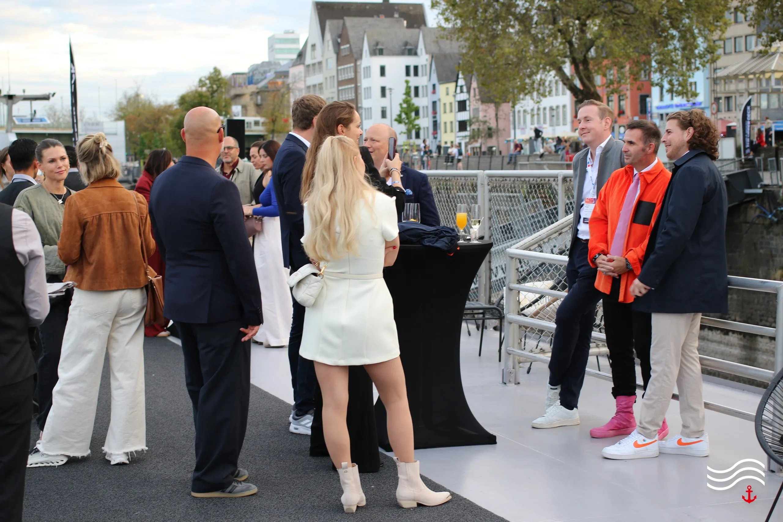 Networking an Deck mit Blick auf die Kölner Altstadt – brands & agencies THE UPPER DECK 2026 in Köln