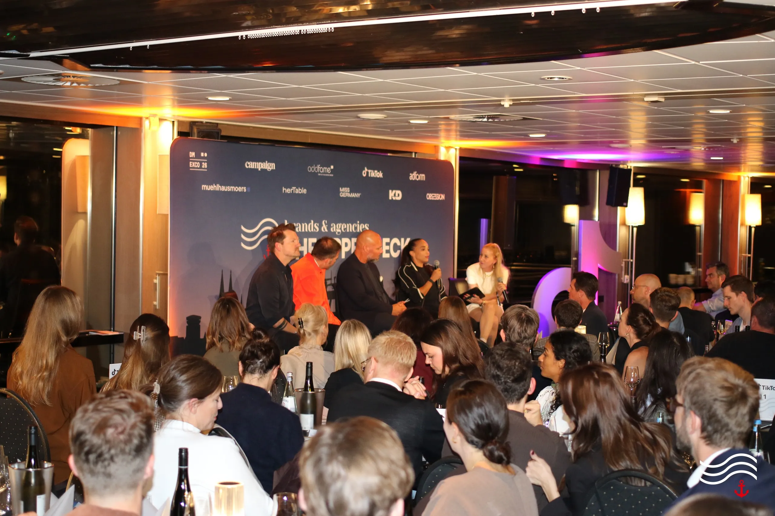 Publikum verfolgt den Paneltalk im Salon des Eventschiffs – brands & agencies THE UPPER DECK 2026 in Köln