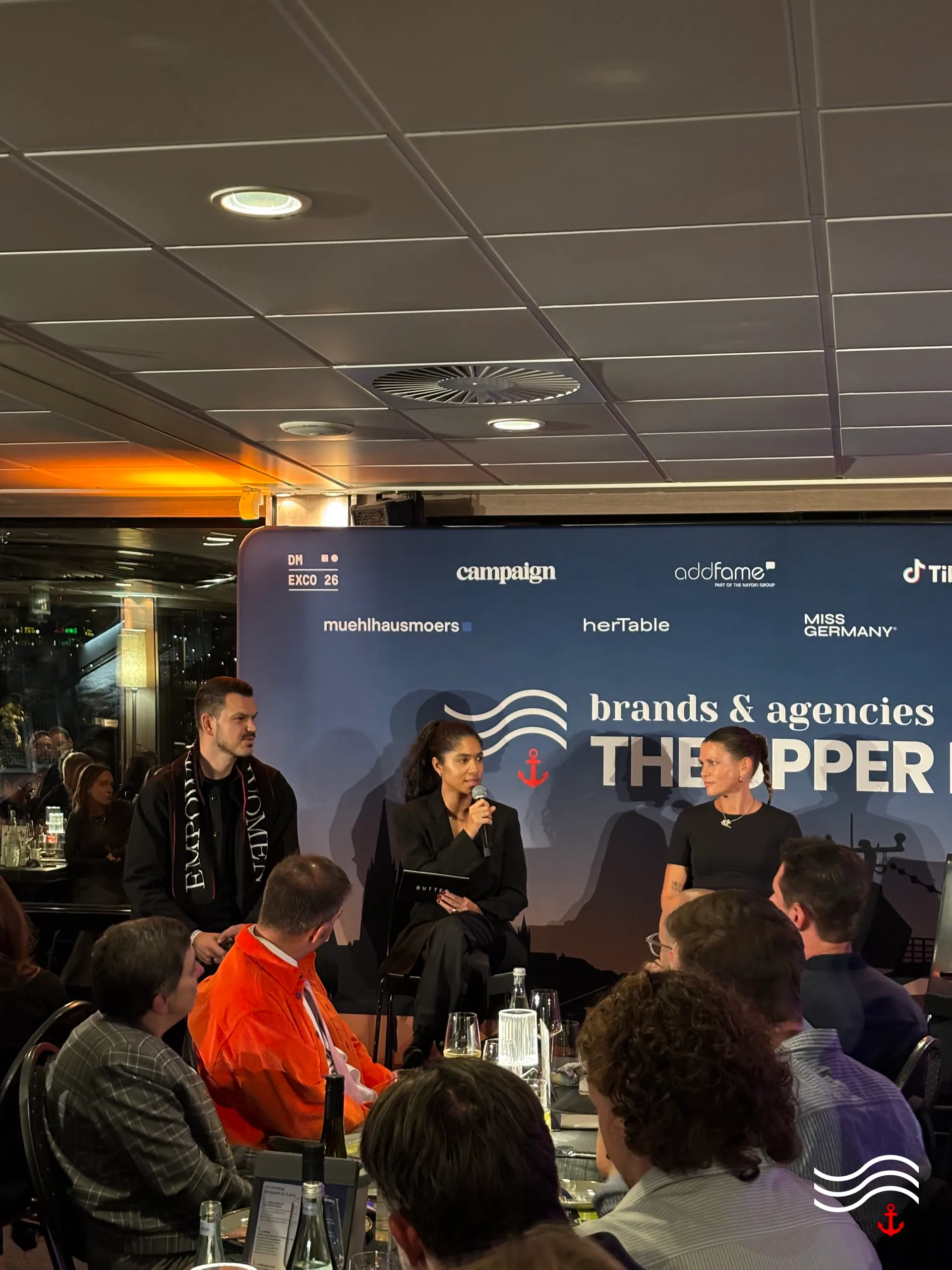 Paneltalk vor der Partnerwand im Salon – brands & agencies THE UPPER DECK 2026 in Köln