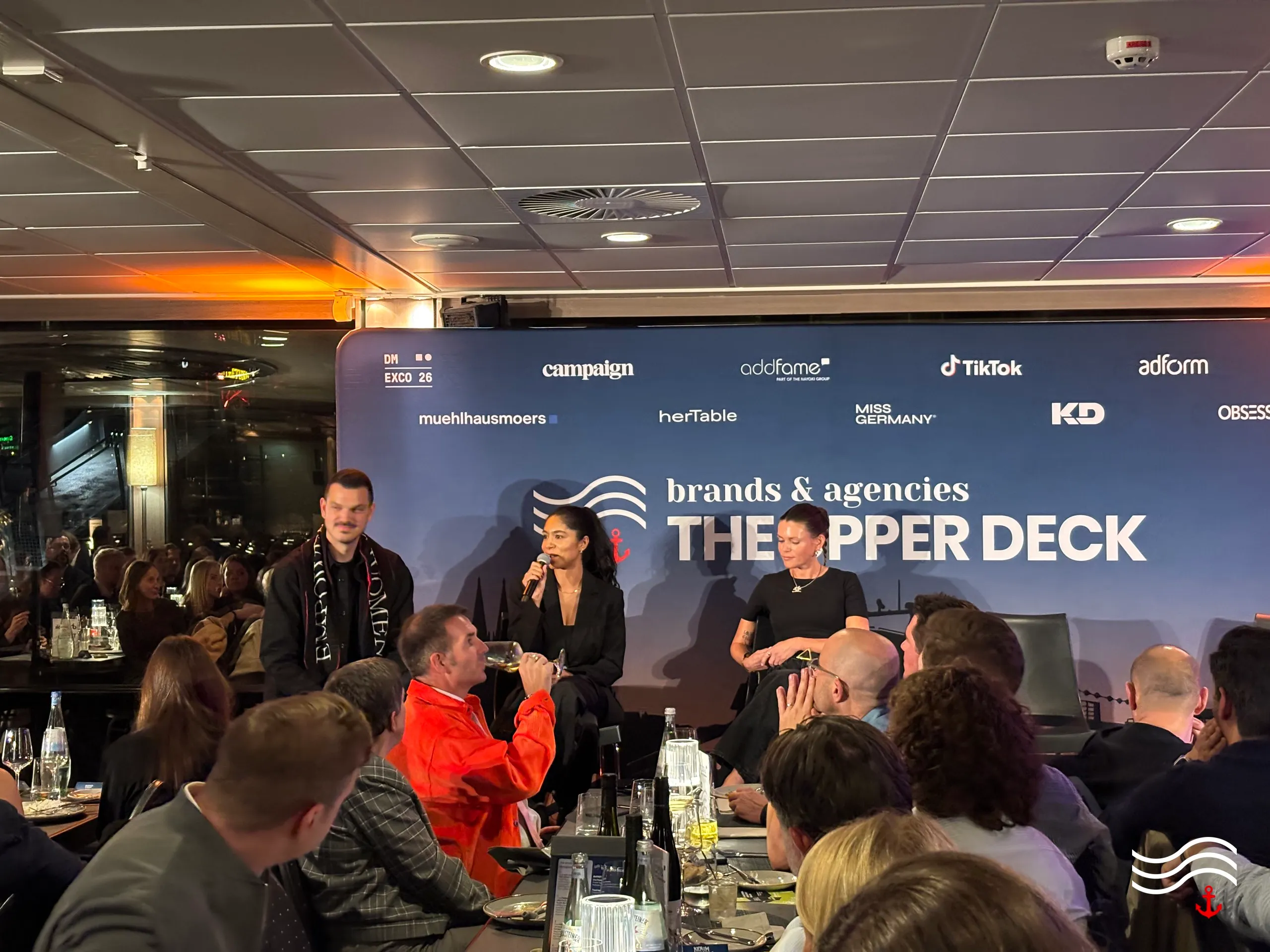 Speaker und Publikum beim Paneltalk vor der Partnerwand – brands & agencies THE UPPER DECK 2026 in Köln