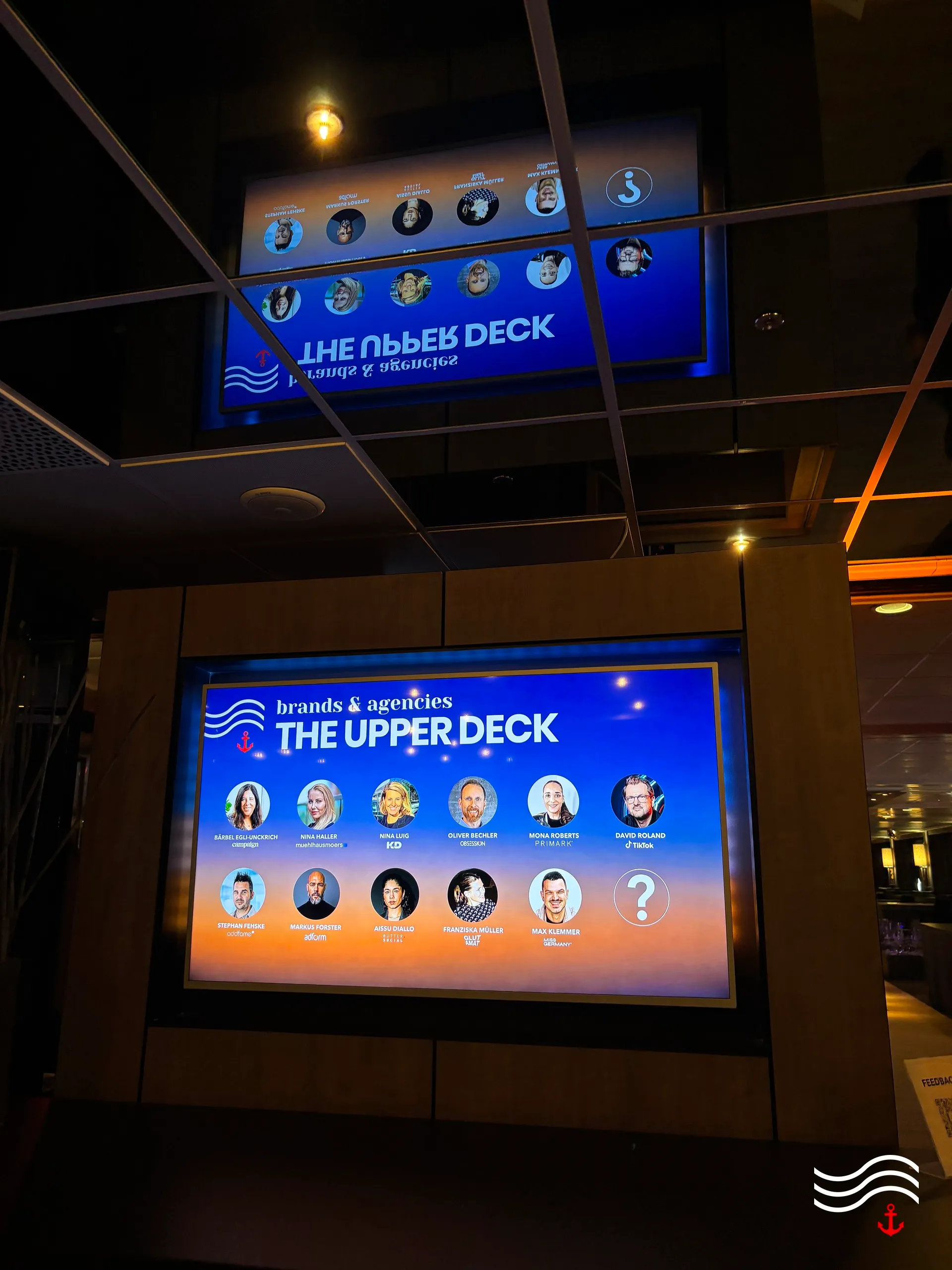 Bildschirm mit den Speakern von THE UPPER DECK im Salon des Eventschiffs – brands & agencies THE UPPER DECK 2026 in Köln