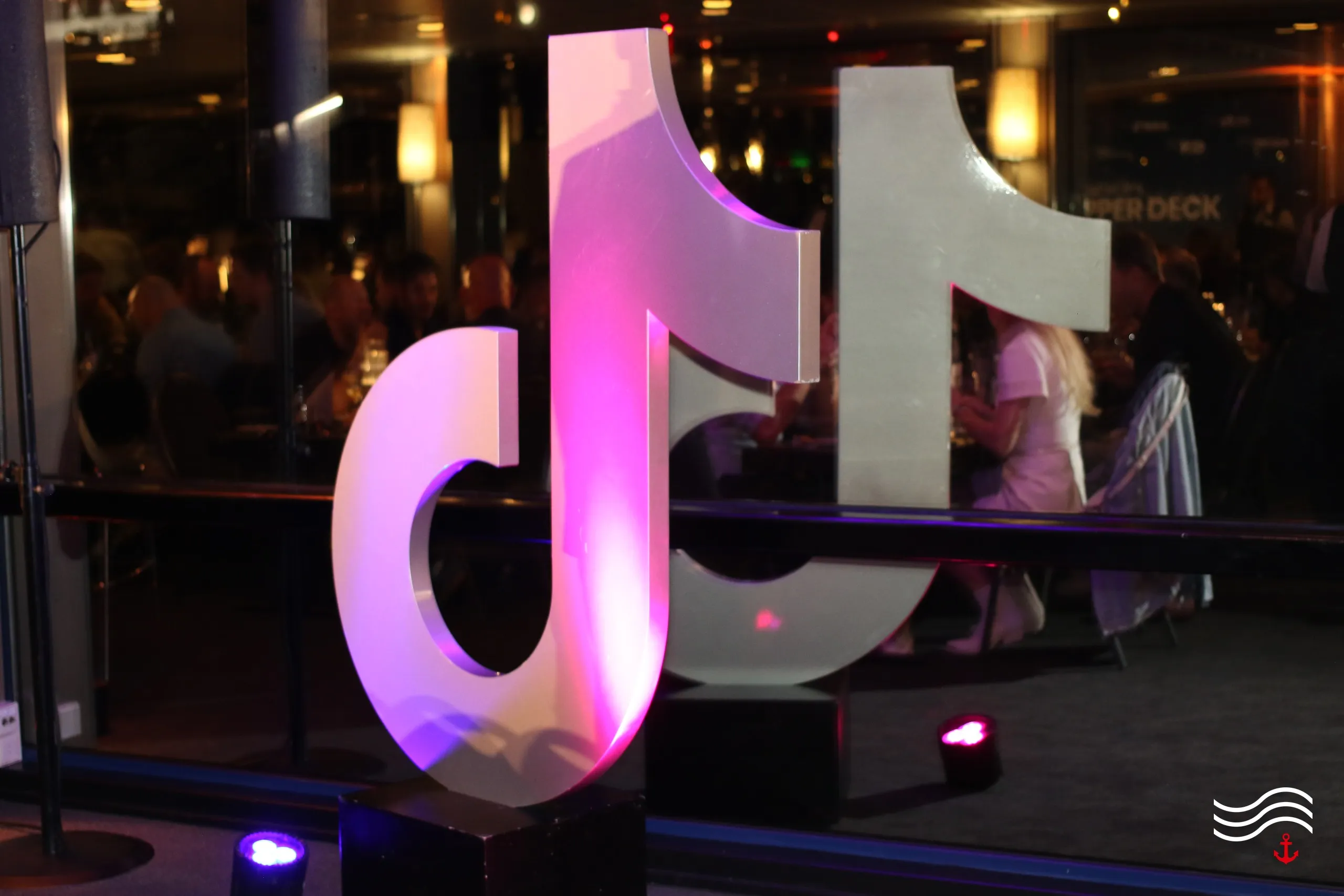 Beleuchtete TikTok Logo-Installation im Eventsaal – brands & agencies THE UPPER DECK 2026 in Köln