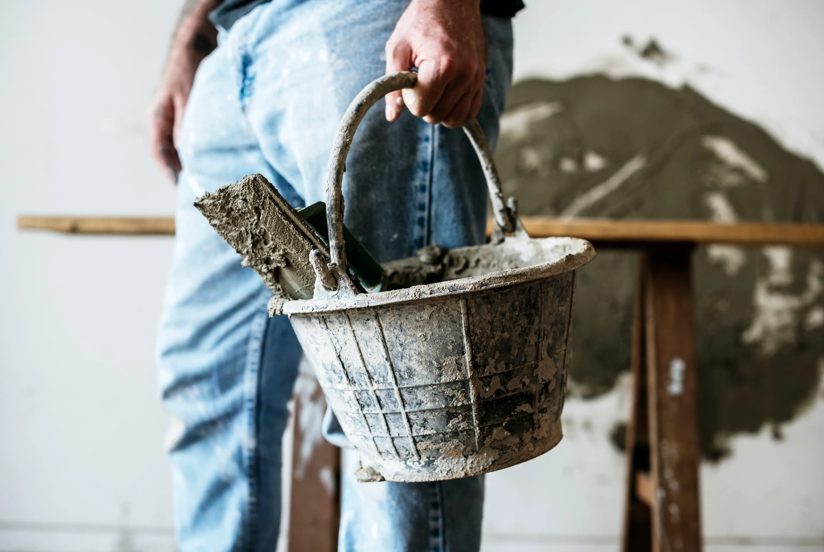 Handwerker der Hildebrandt-Innenausbau GmbH bei der Sanierung eines Altbaus in Landau – saubere Ausführung und moderne Technik im Einsatz