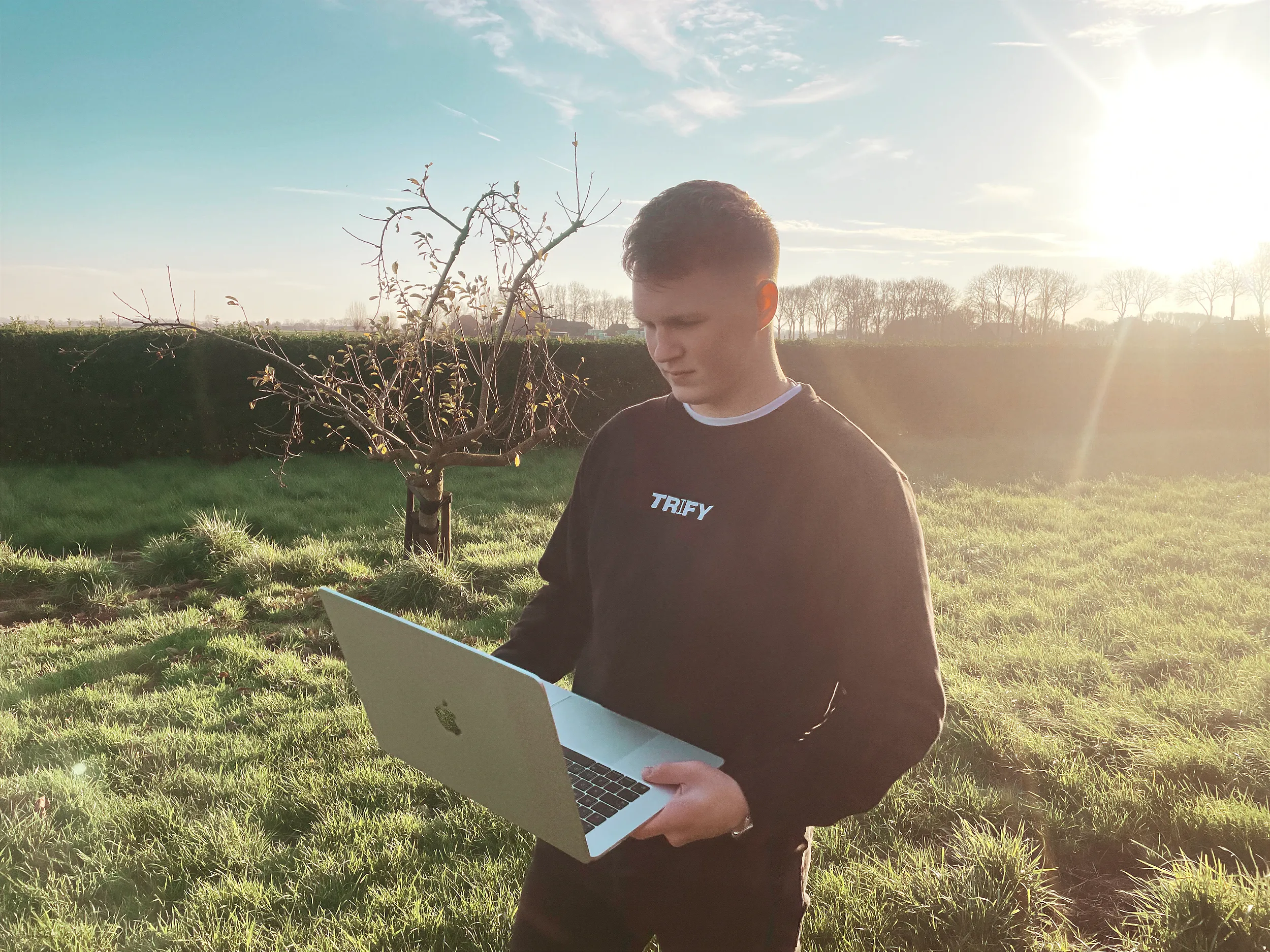 Robin Lindhout eigenaar van Trify gefocust op werk met laptop in hand