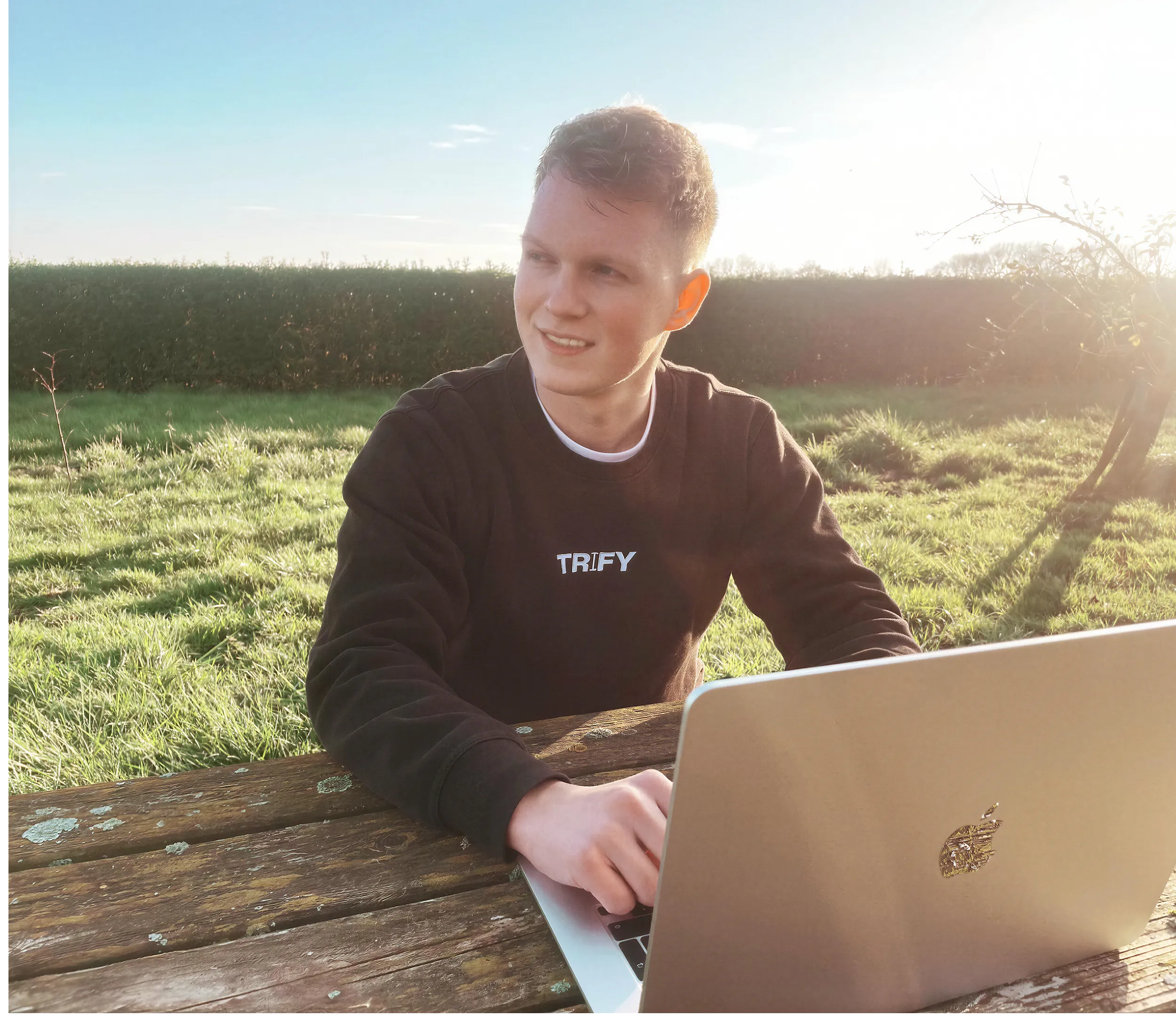 Robin Lindhout eigenaar van Trify werkend achter laptop voorzijde