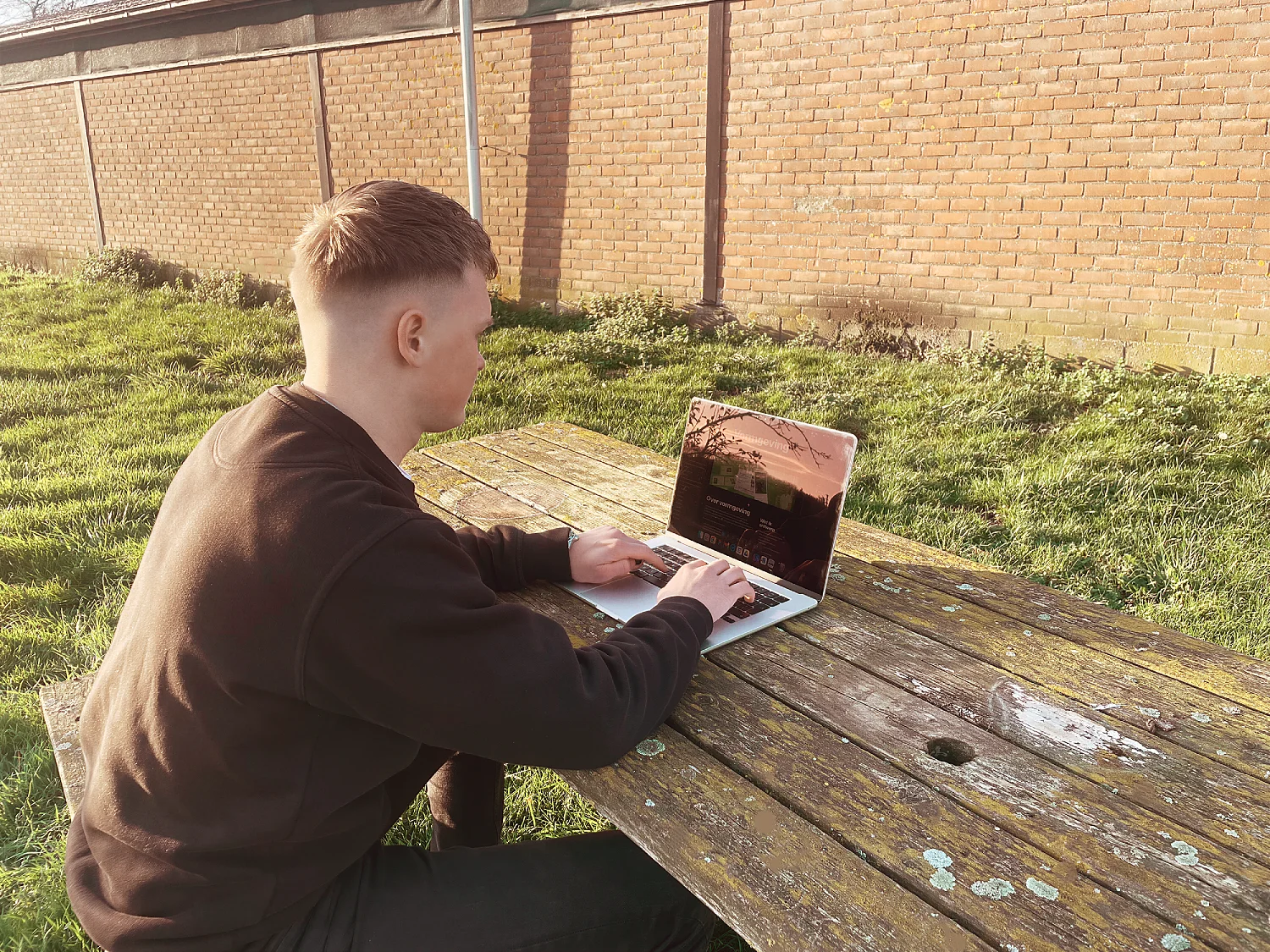 Robin Lindhout eigenaar van Trify werkend achter laptop achterkant