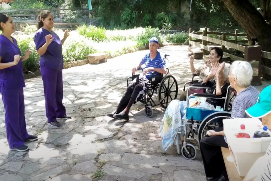 Grupo de personas en una onvivencia al aire libre