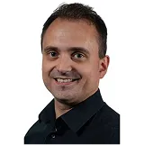 Lachender Mann mit Poloshirt. Highend Webseiten aus Zürich.