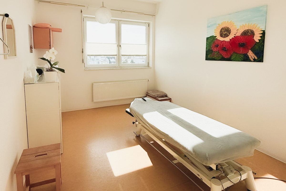 Physiotherapie in Falkensee - Heller Behandlungsraum mit moderner Liege und Therapiegeräten