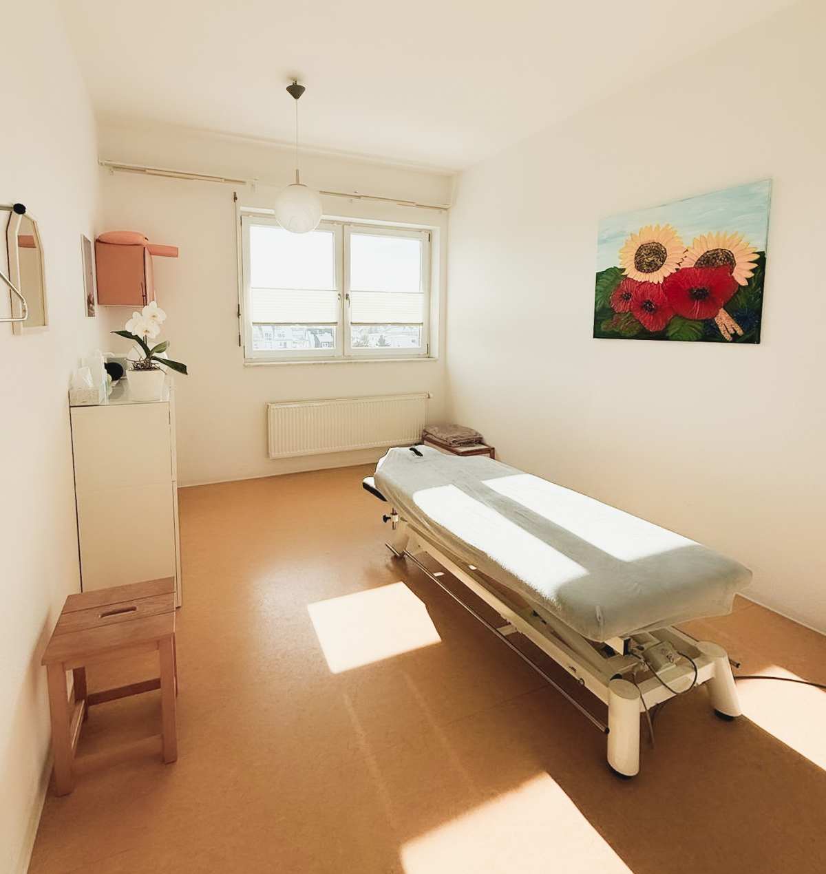 Heller Behandlungsraum mit moderner Liege und Therapiegeräten in Falkensee bei Berlin