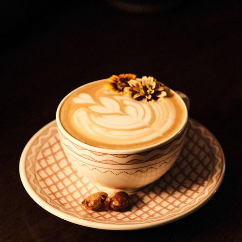 Red Miso Caramel Latte with flower