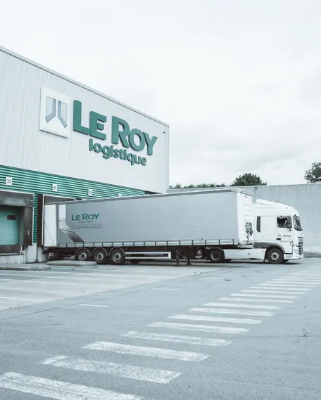 Camion et entrepôt de Le Roy Logistique