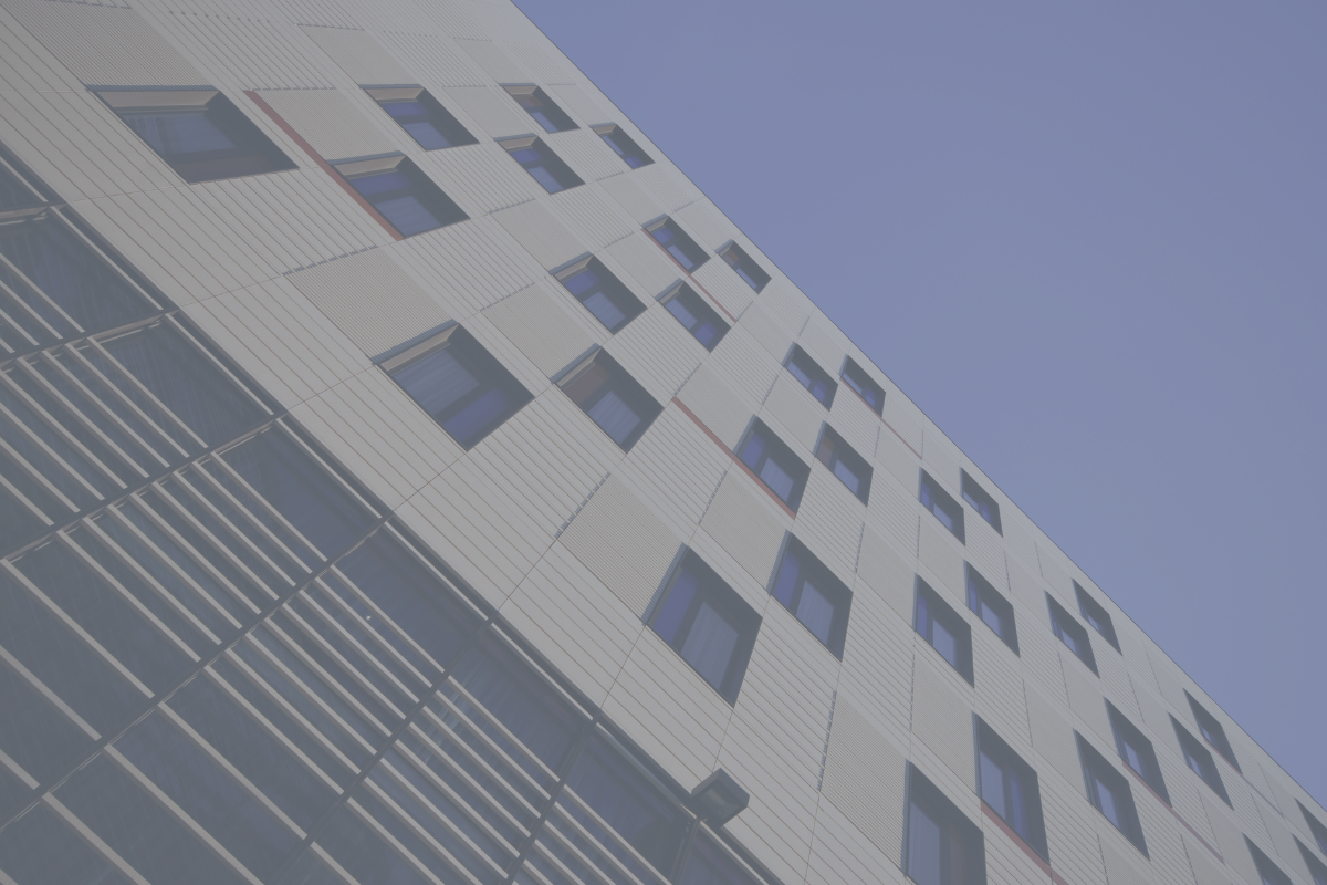Angular building with rows of square windows, representing the criteria for choosing a type of Swiss bank