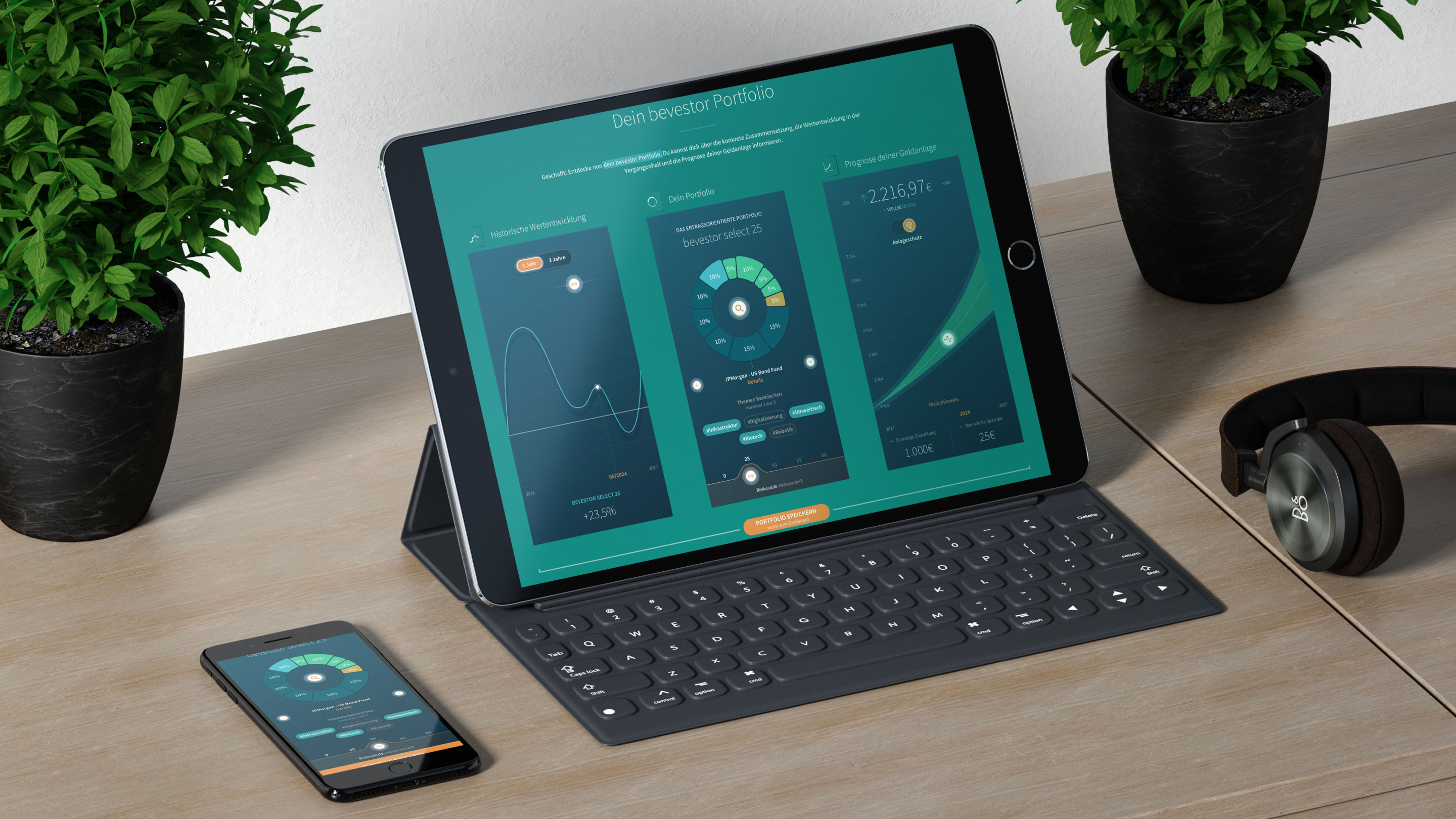 Tablet und Smartphone auf einem Tisch zeigen eine Finanz-App mit Portfolioübersicht und Wertentwicklungsgrafiken.