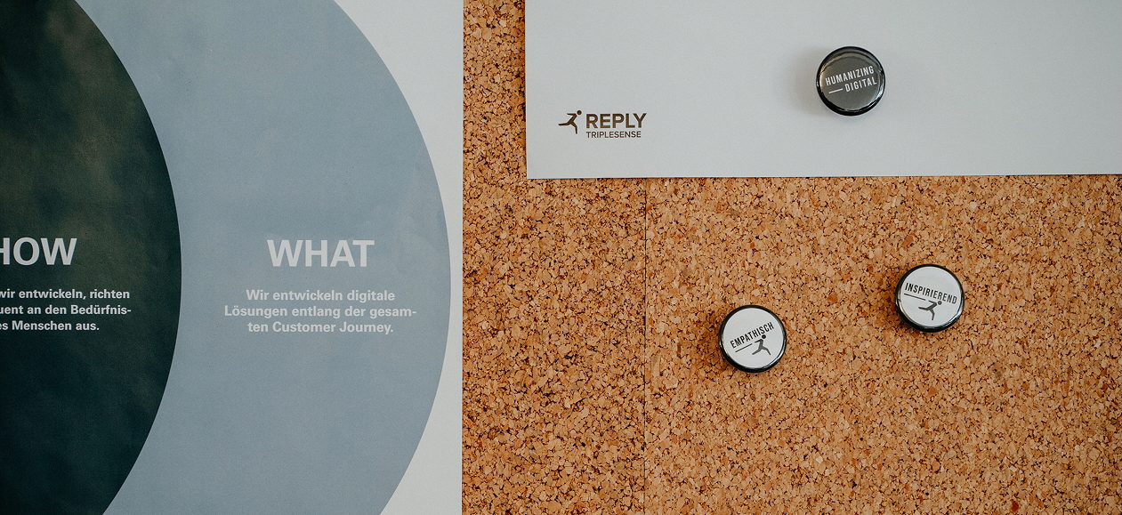 Pinwand mit Zetteln und Pins mit Worten wie empathisch, inspirierend und digital Humanizing.