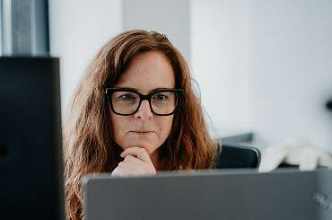 Mitarbeitende im Büro Team Triplesense Reply 