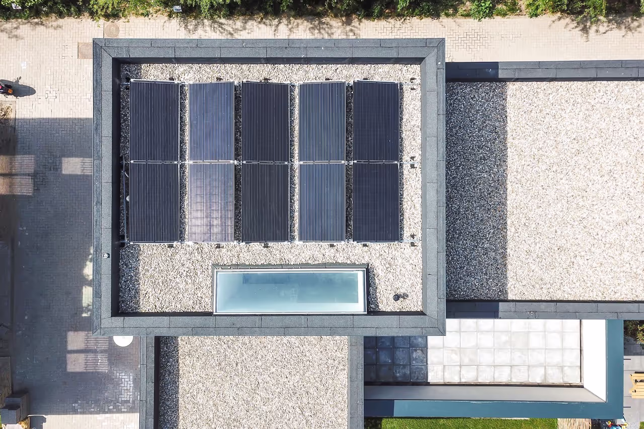Hogar con paneles solares en el tejado