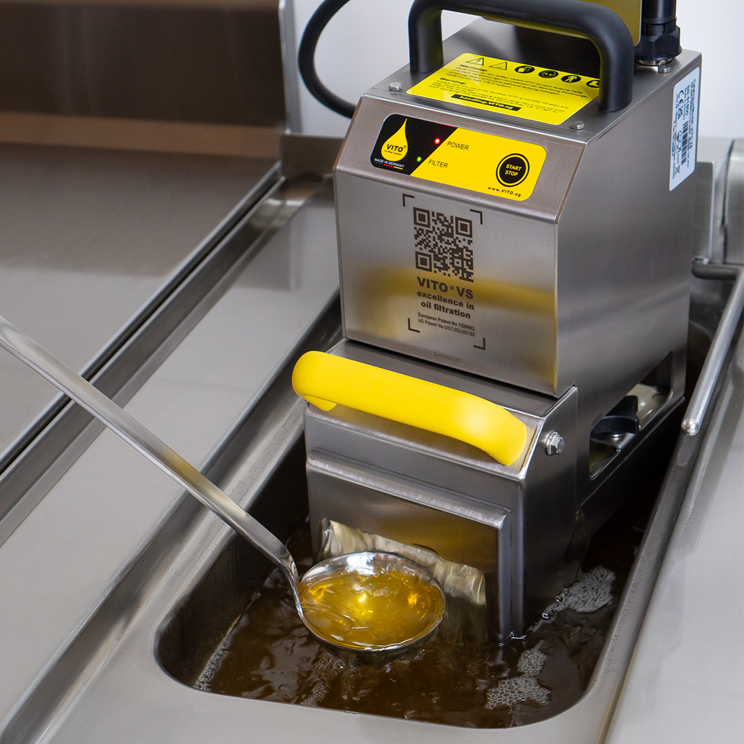 Filtro VITO VS filtrando aceite en una freidora de cocina profesional
