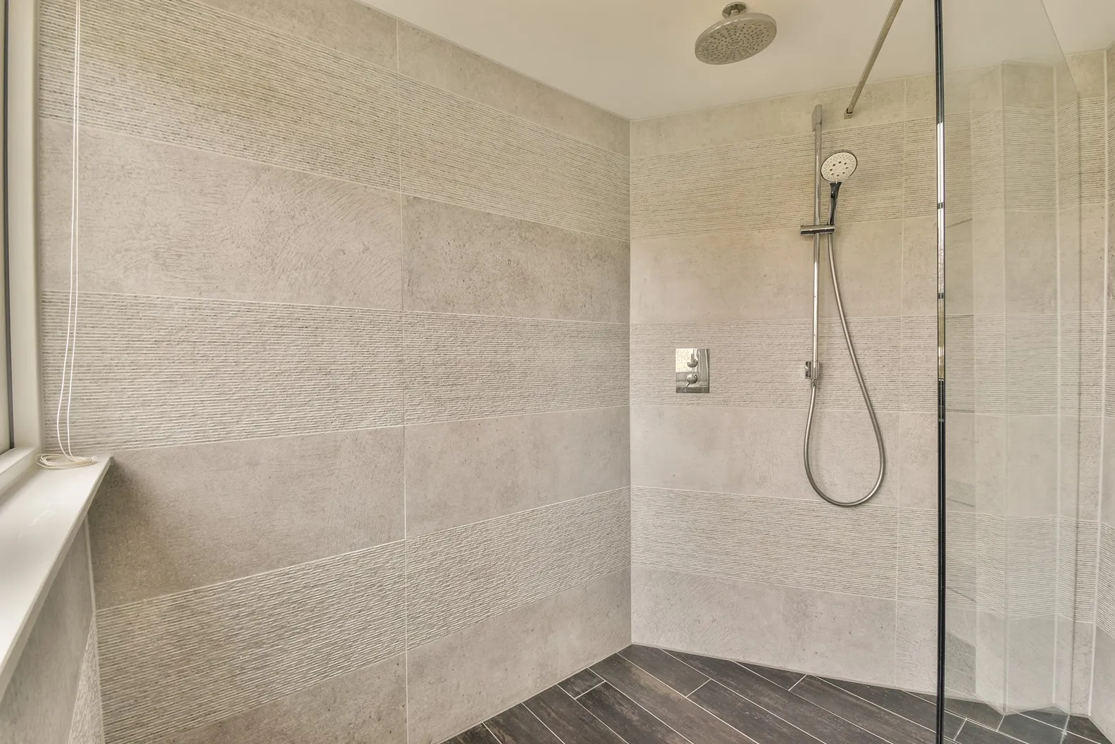 Doorless walk-in shower with built-in bench and niche