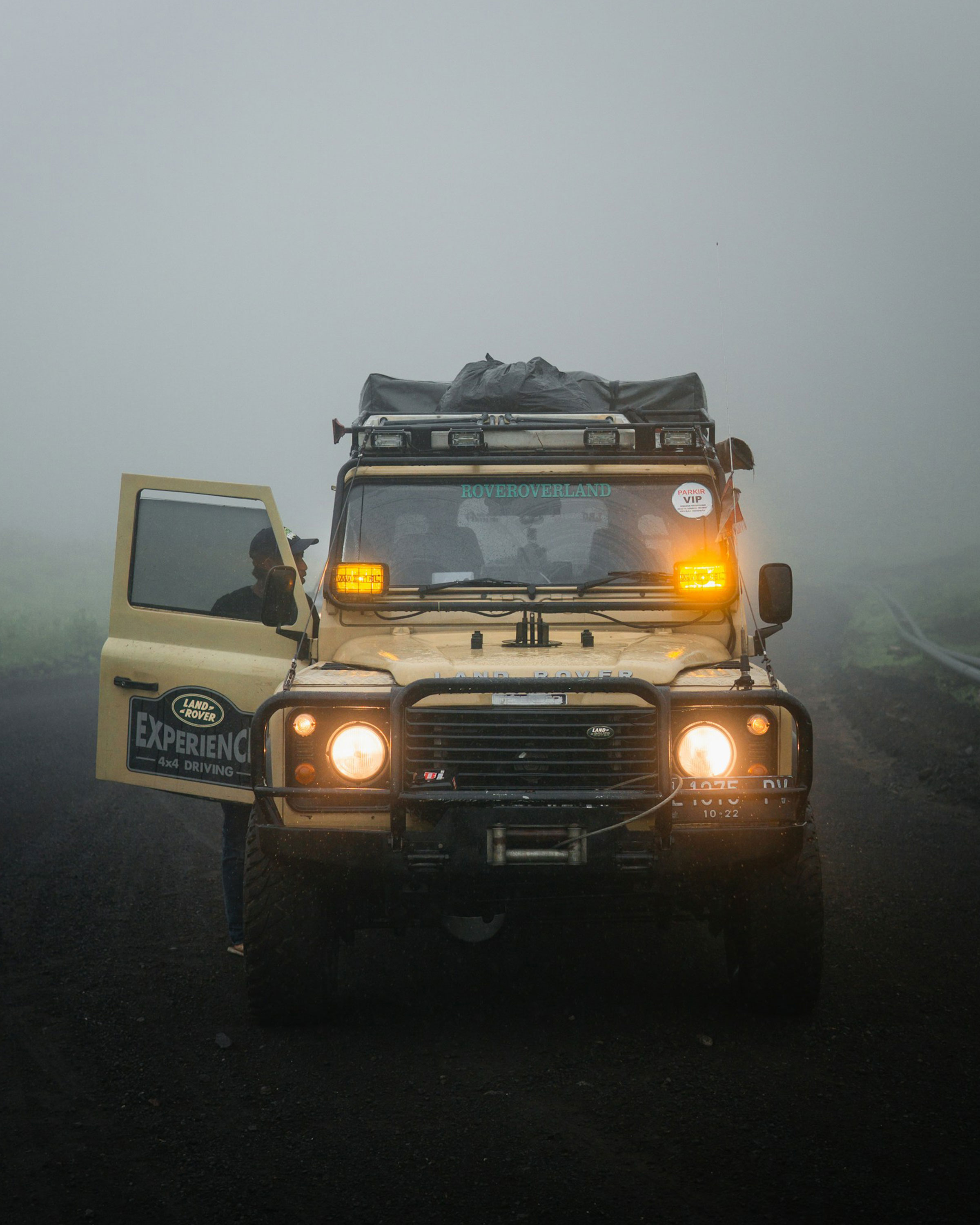 Picture of an old land rover.