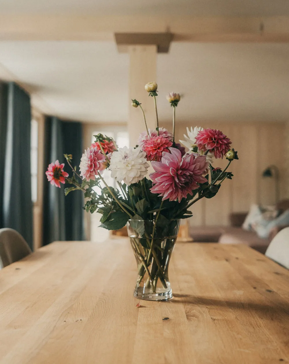 Blumenstrauss mit rosa und weissen Blumen auf einem Holztisch