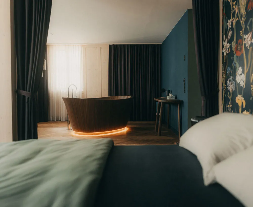 Geburtszimmer mit freistehender Badewanne im Geburtshaus am Mülibach