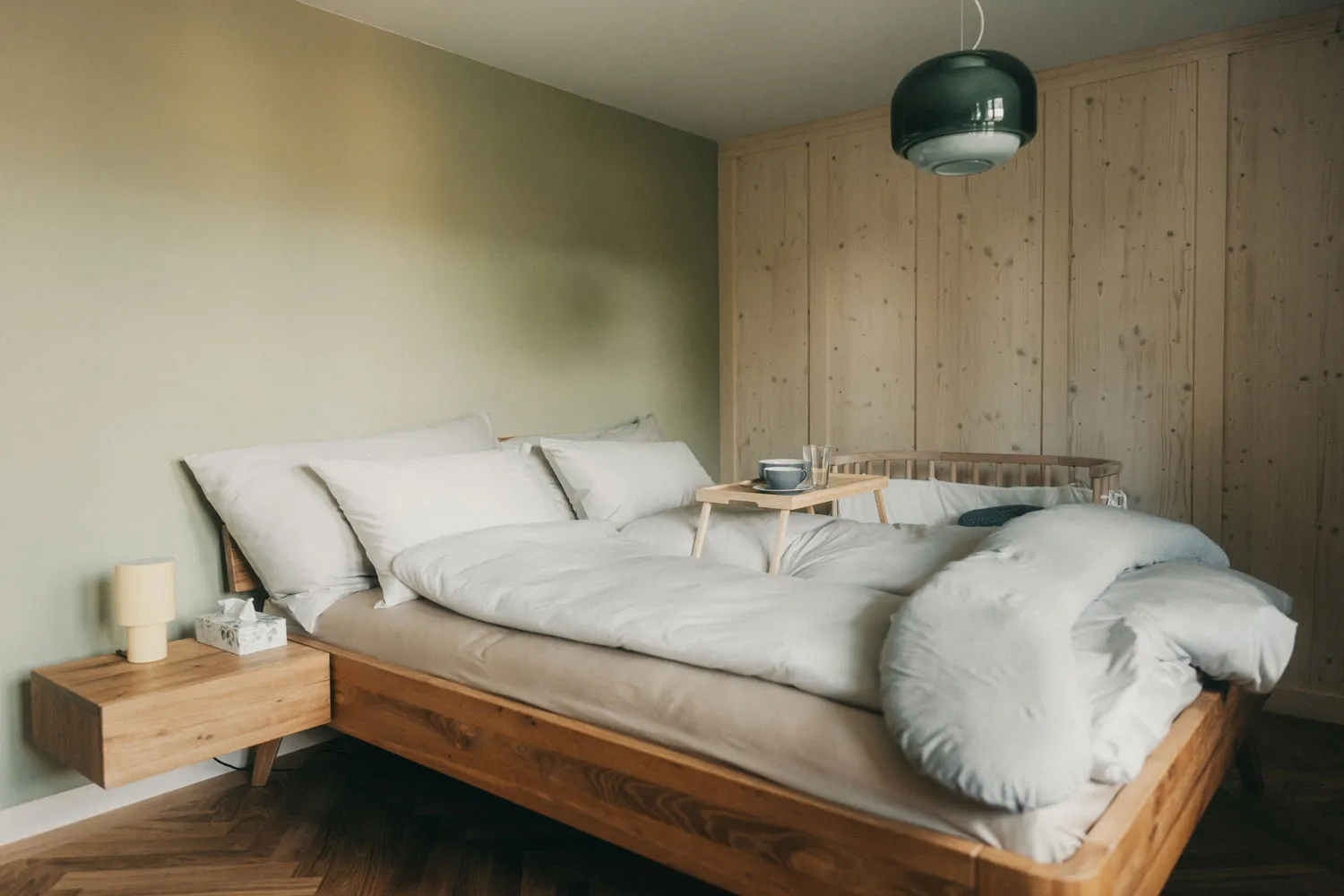 Wochenbettzimmer mit Frühstückstablett im Geburtshaus am Mülibach in Steffisburg