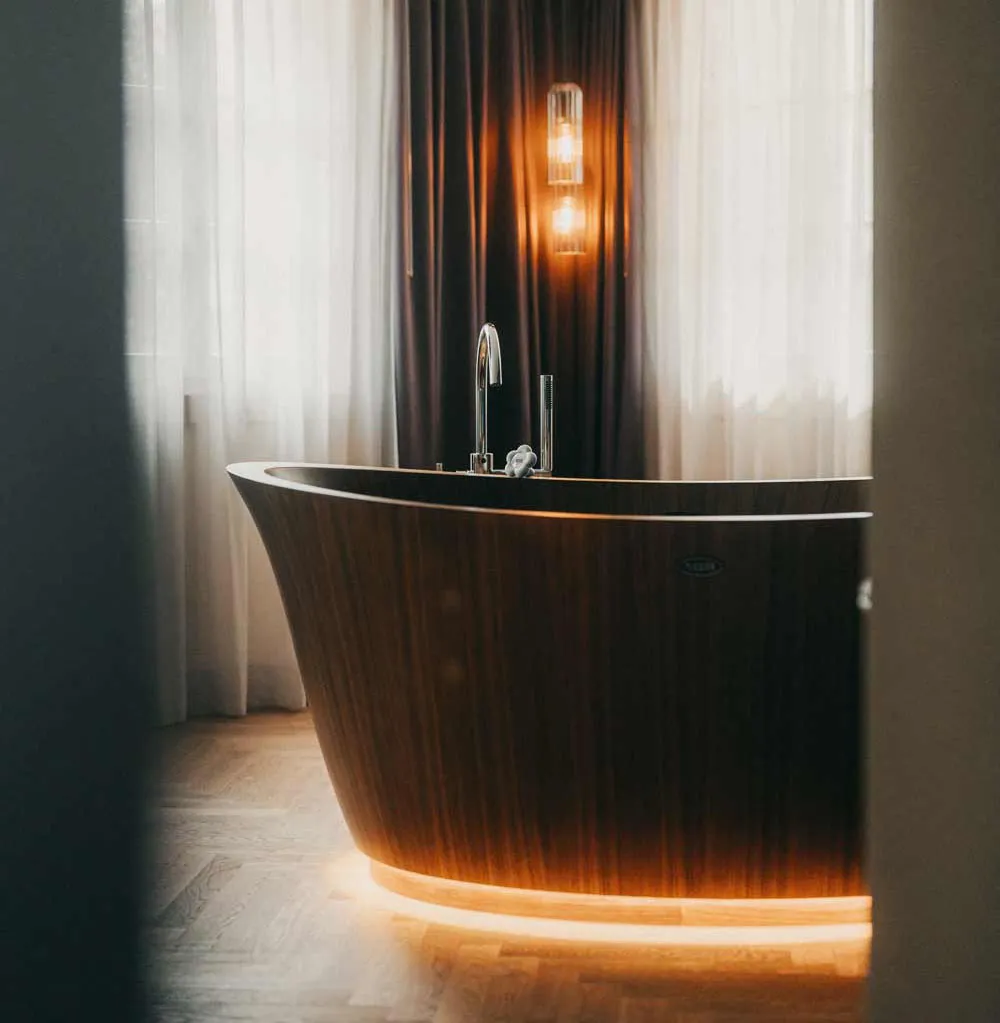 Freistehende Badewanne in einem Geburtszimmer des Geburtshauses am Mülibach