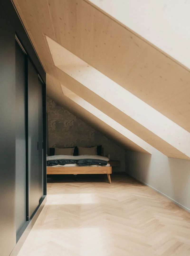 Dachschräge und Doppelbett in der Suite im Geburtshaus in Steffisburg