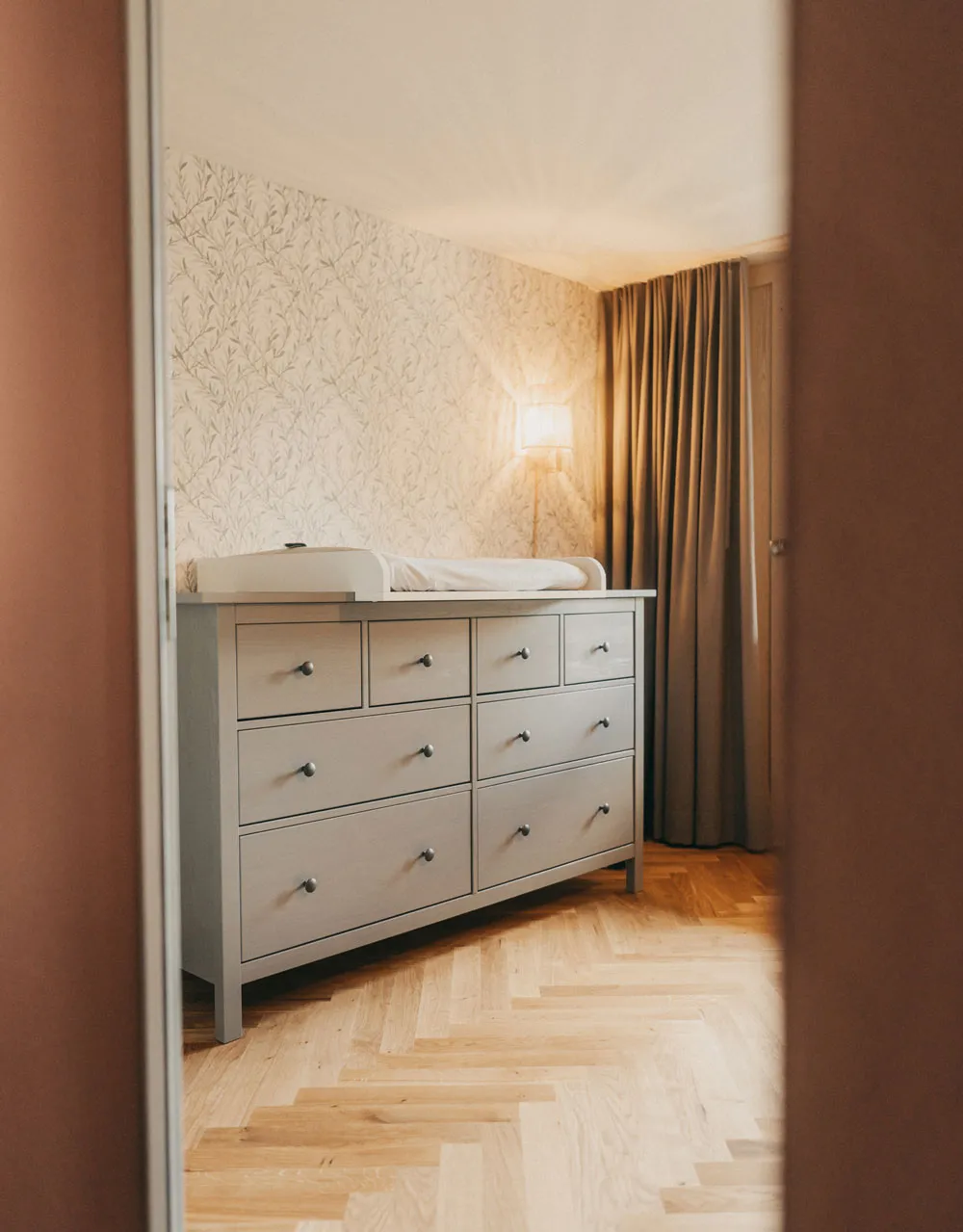 Kommode mit Wickelauflage im Wochenbettzimmer des Geburtshauses