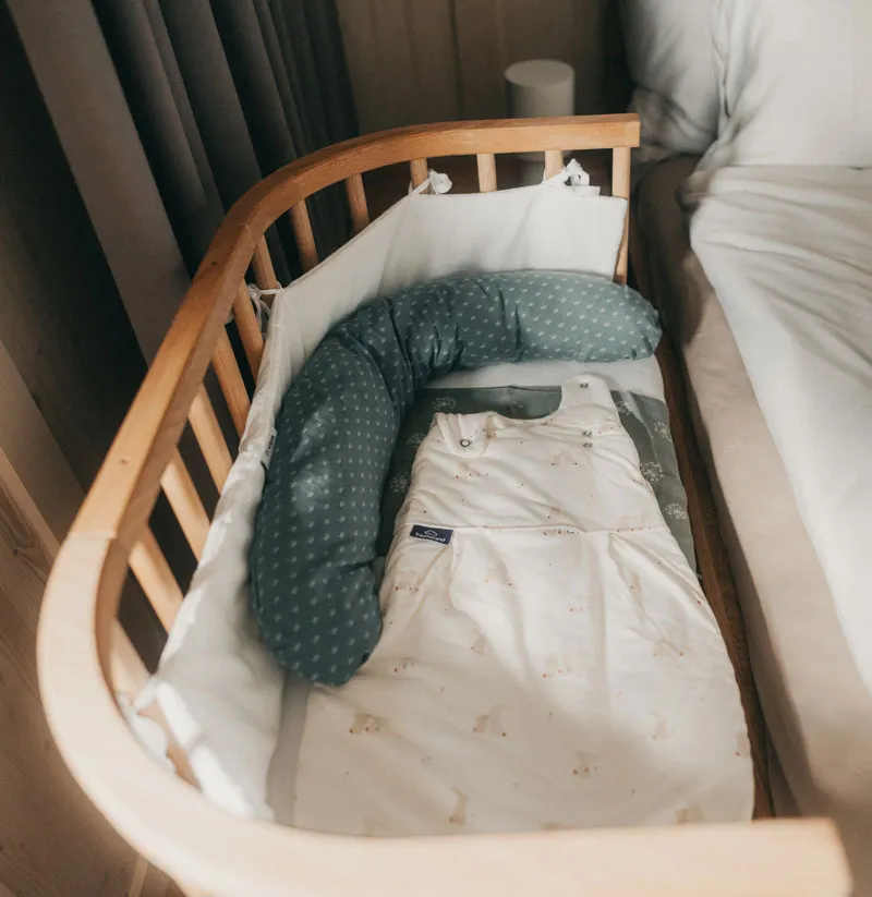 Baby-Beistellbett mit Schlafsack im Wochenbettzimmer