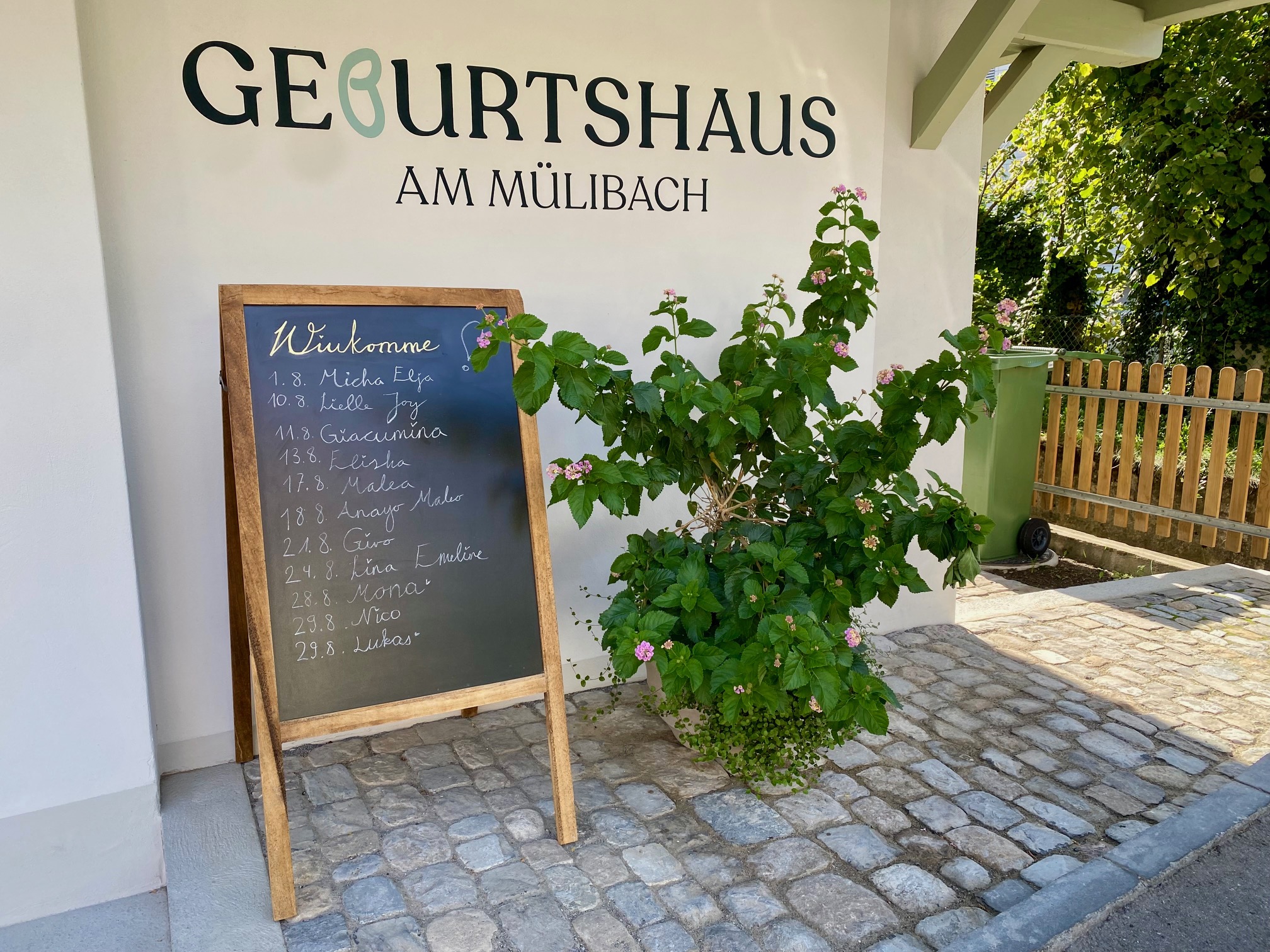 Geburtstafel des Geburtshauses am Mülibach mit den Namen der im August geborenen Babys