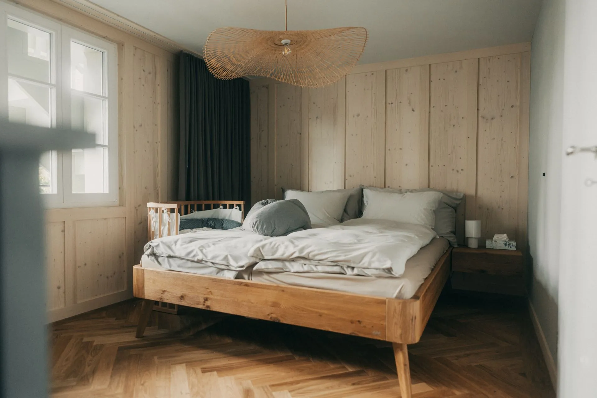 Doppelbett mit Beistellbett für Neugeborenes