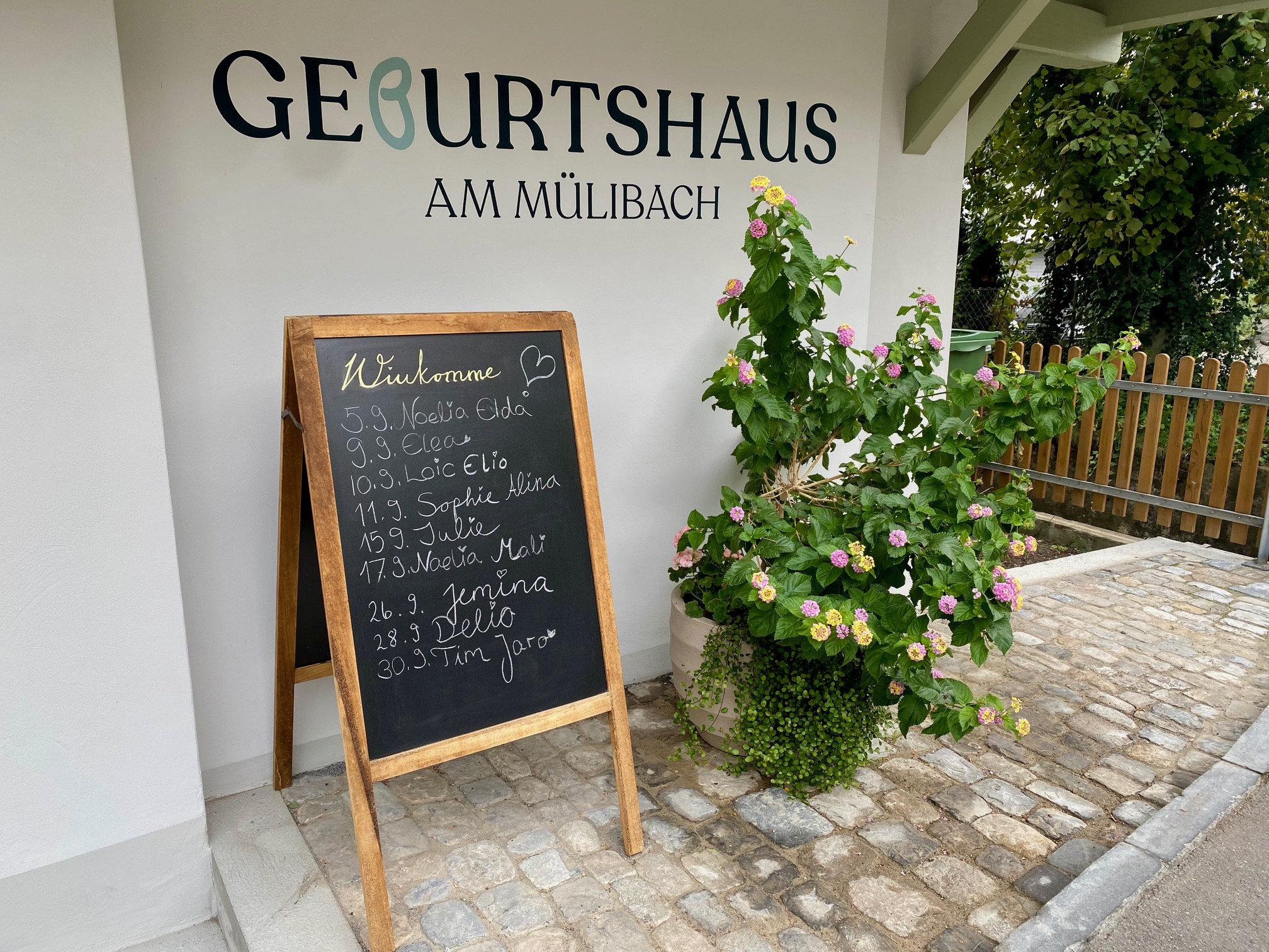 Geburtstafel des Geburtshauses am Mülibach mit den Namen der im September geborenen Babys