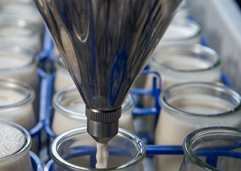 Filling nozzle dispensing into glass jars on a production line