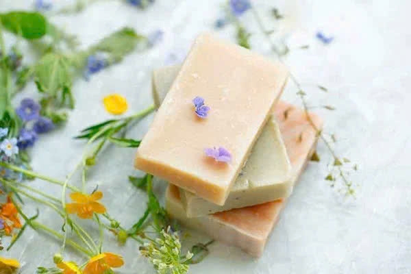 Xà phòng là muối kim loại của axit béo, thường là muối natri hoặc kali. Khi hòa tan trong nước