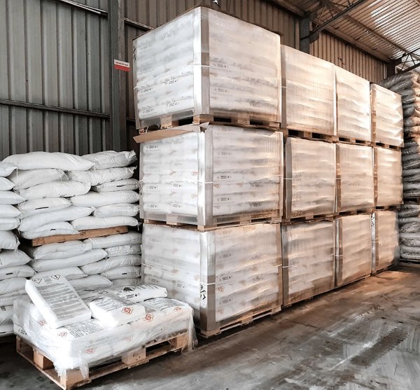 NaOH là hóa chất ăn mòn mạnh, cần sử dụng găng tay và kính bảo hộ