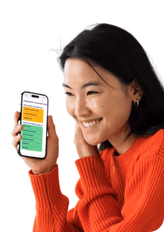 photo d'une femme tenant un téléphone avec sa carte des talents affichée