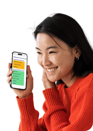 photo d'une femme tenant un téléphone avec sa carte des talents affichée