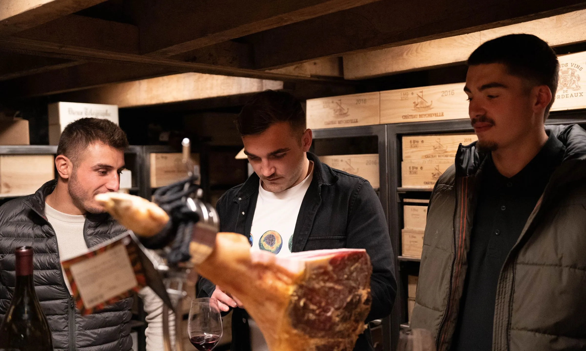 personnes dans une cave qui prennent l'apéritif