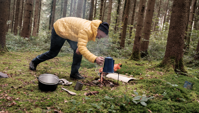 Arbeiten mit den Händen im Wald